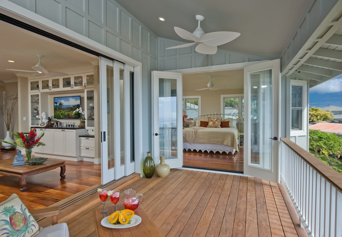 Интерьер дома с балконом