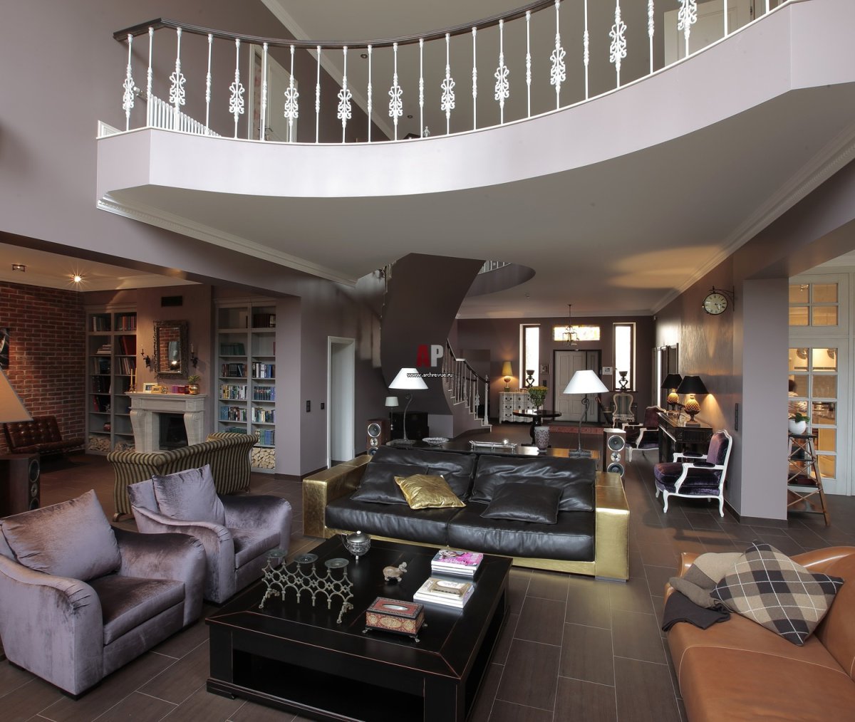 Двухуровневая гостиная в загородном