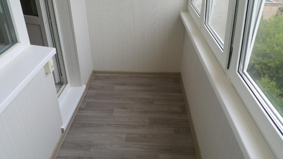 Балкон отделанный ламинатом белым