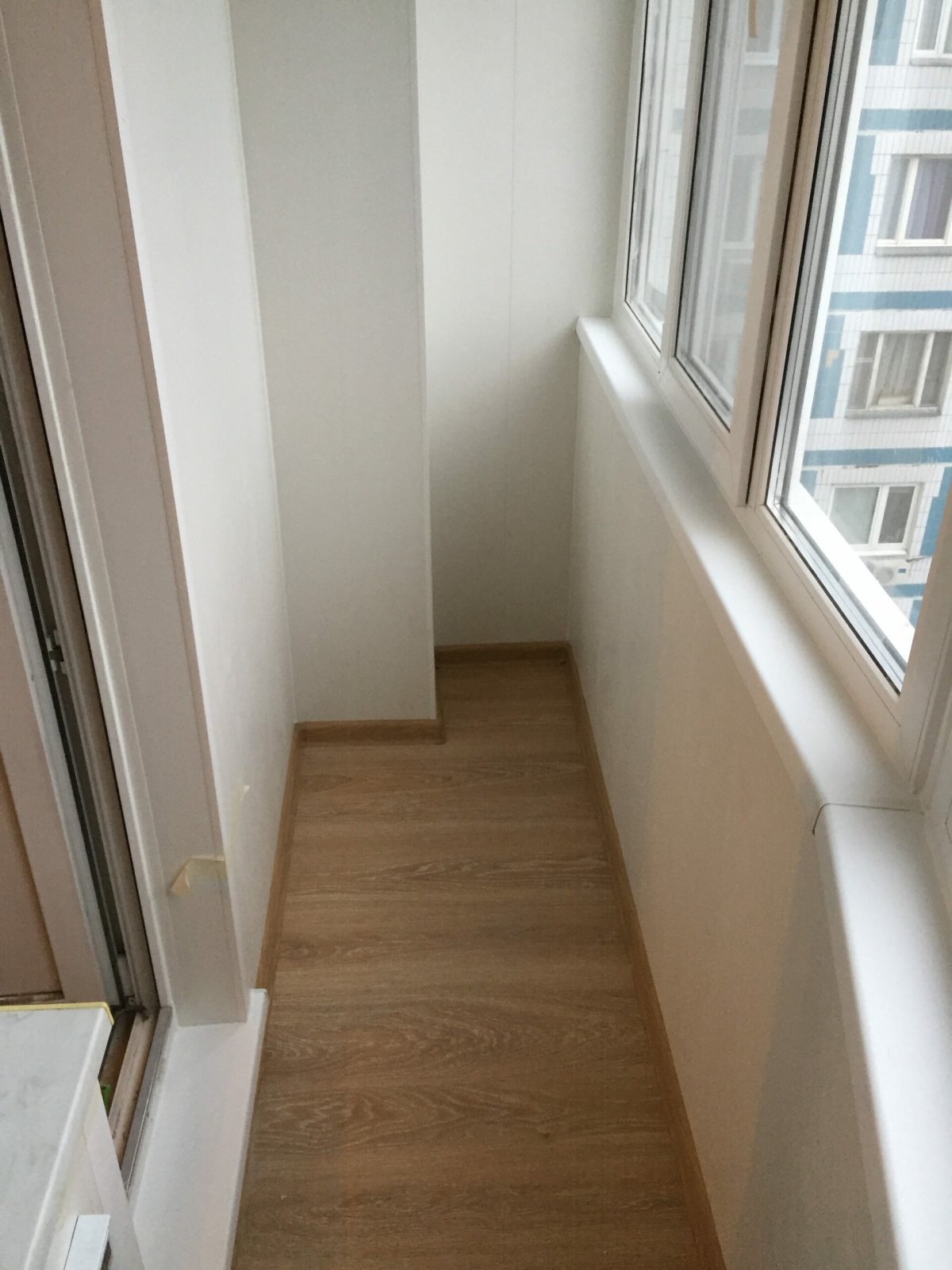 Отделка балкона пол