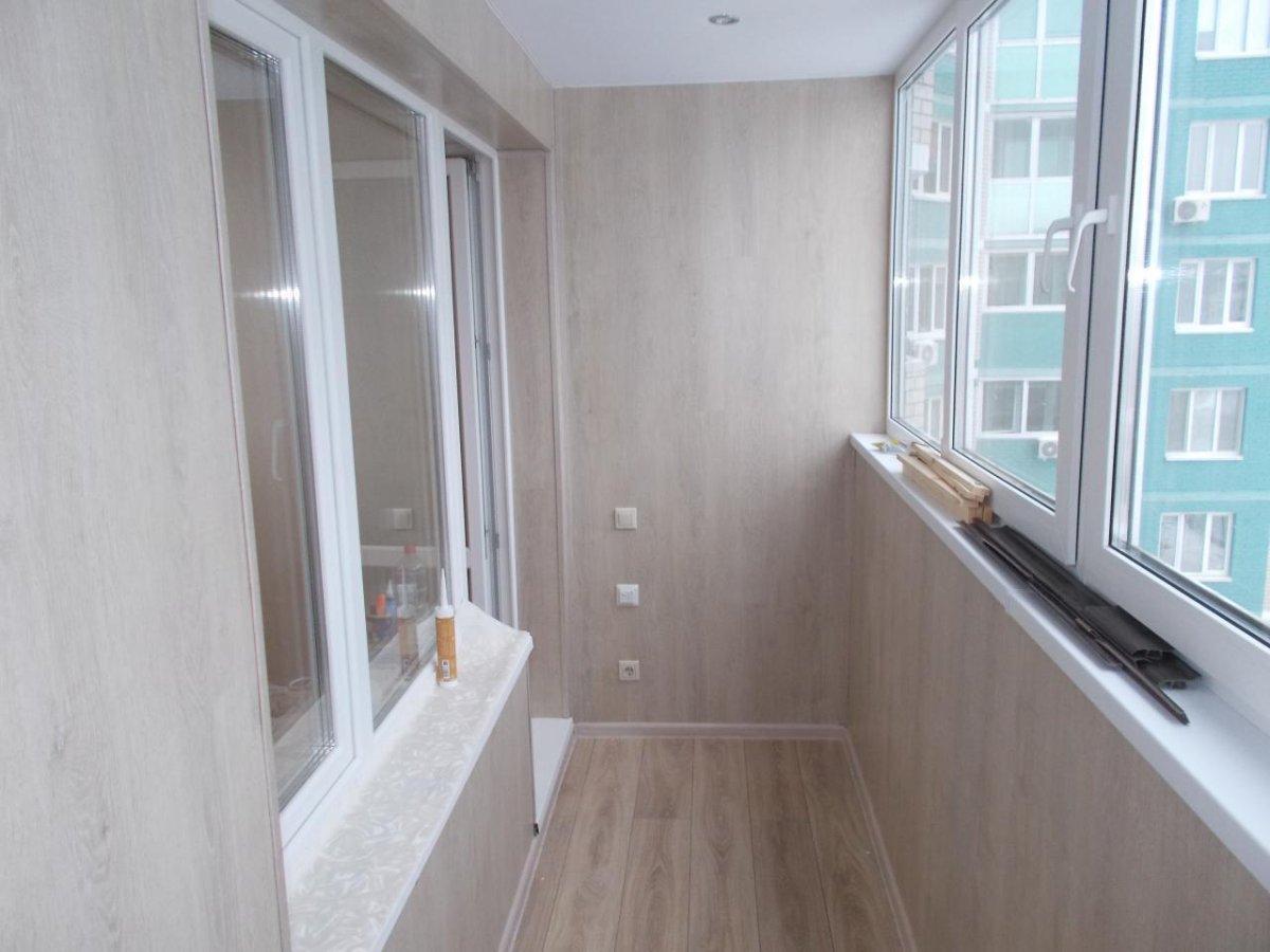 Светлый ламинат на балконе