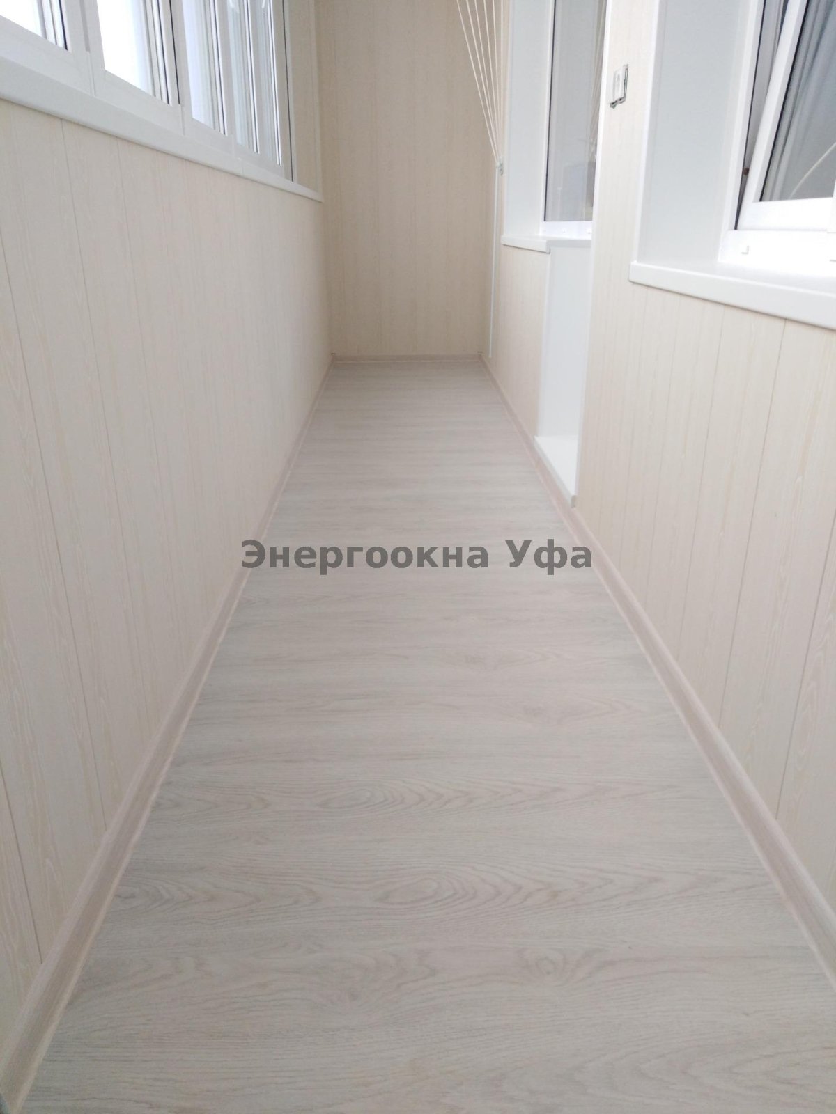 Светлый линолеум на балконе