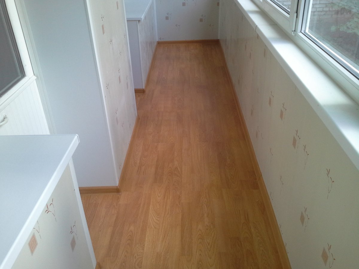 Светлый линолеум на балконе