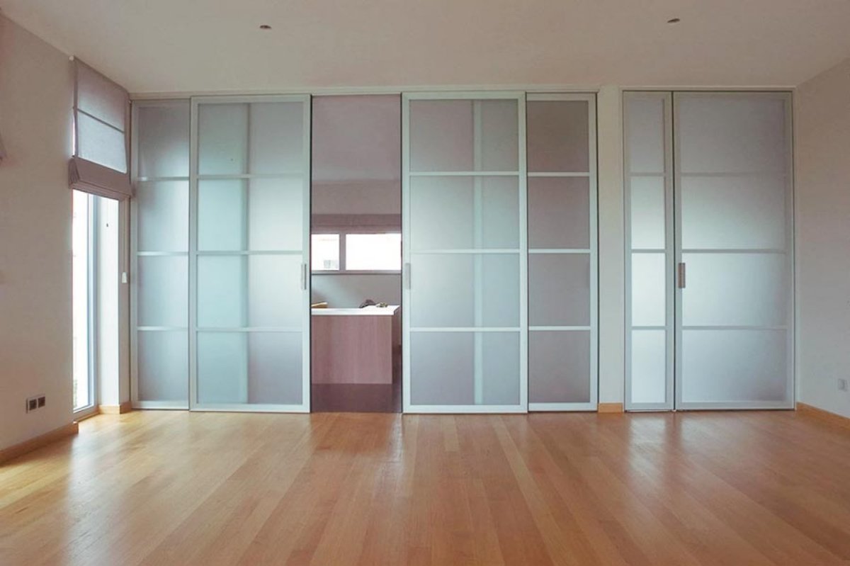 Стеклянная перегородка в спальне