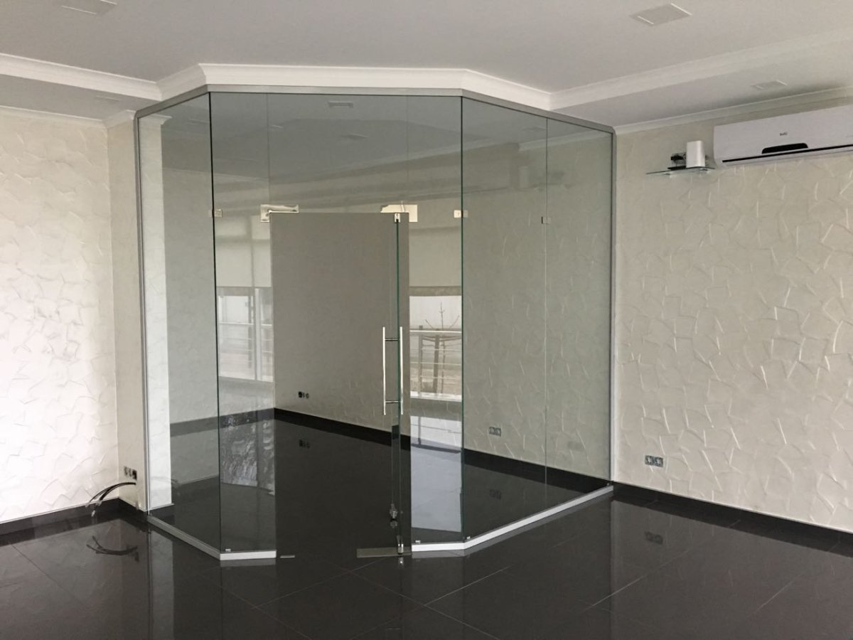 Стеклянная перегородка на балкон