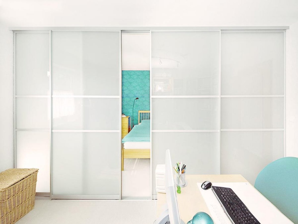 Стеклянные перегородки для зонирования общественных пространств