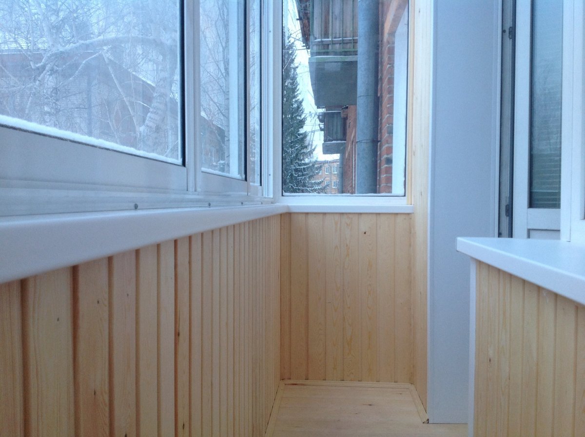 Отделка лоджии внутри сайдингом и штукатуркой