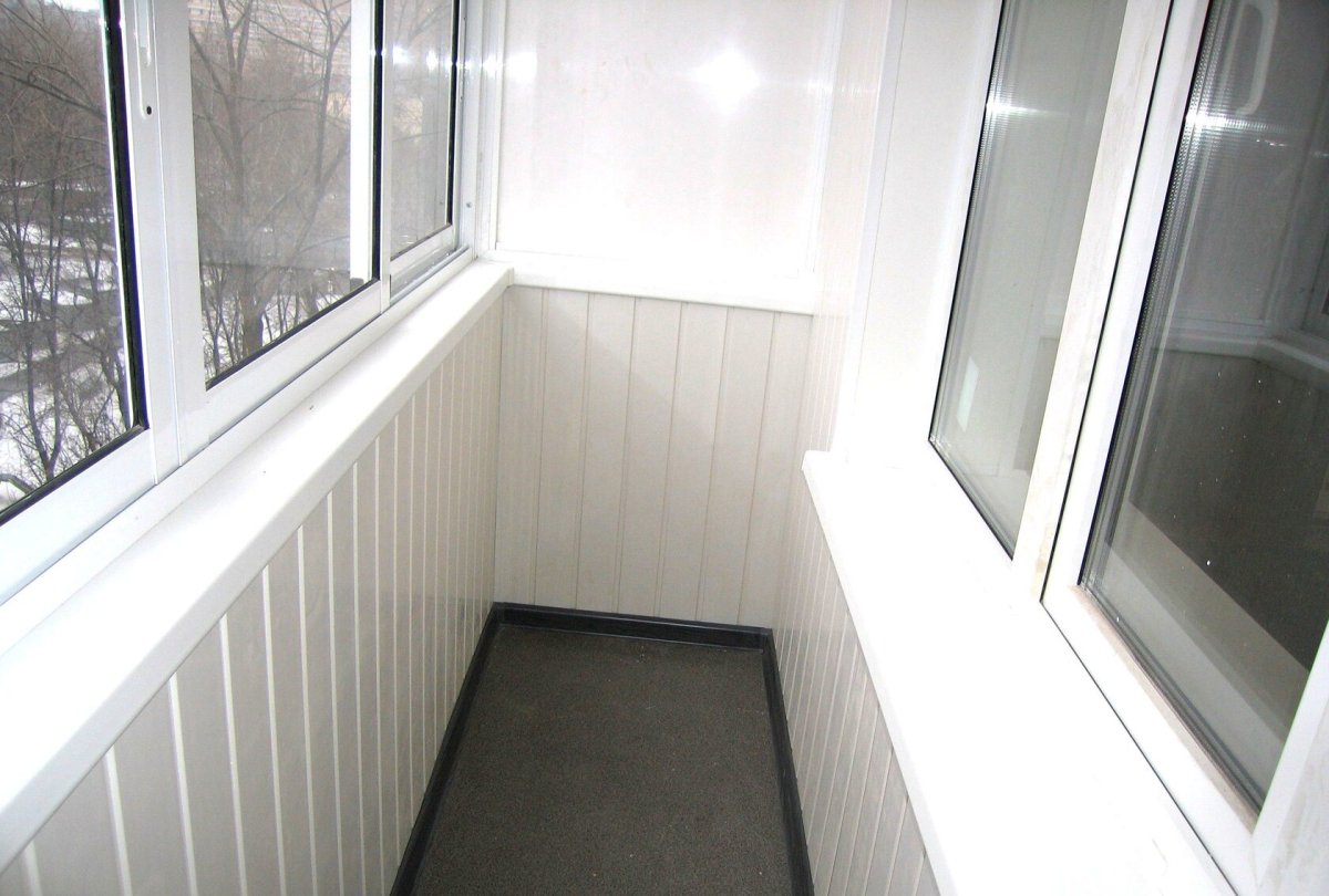 Обшивка балкона пластиковой вагонкой