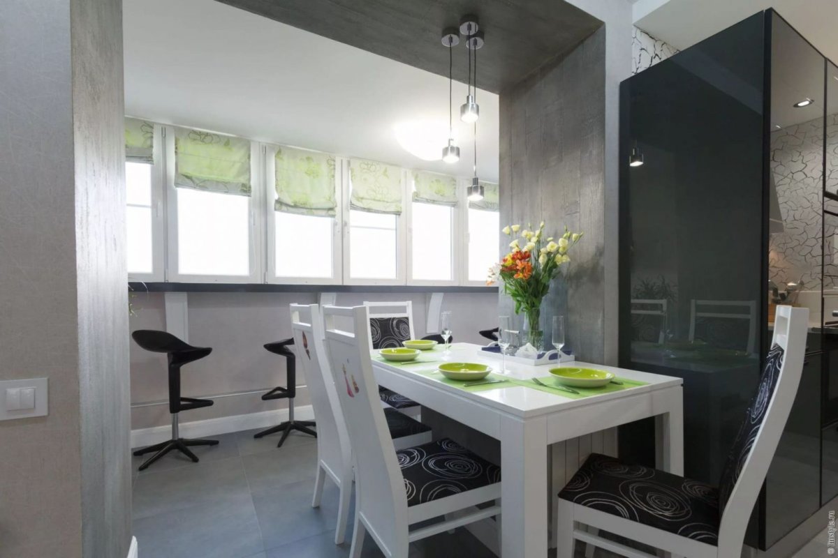 Кухня столовая с балконом