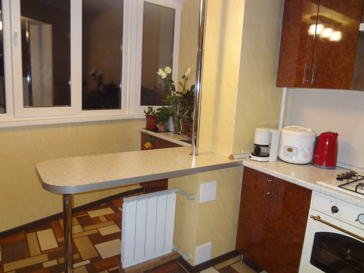 Маленькая кухня Объединенная с балконом