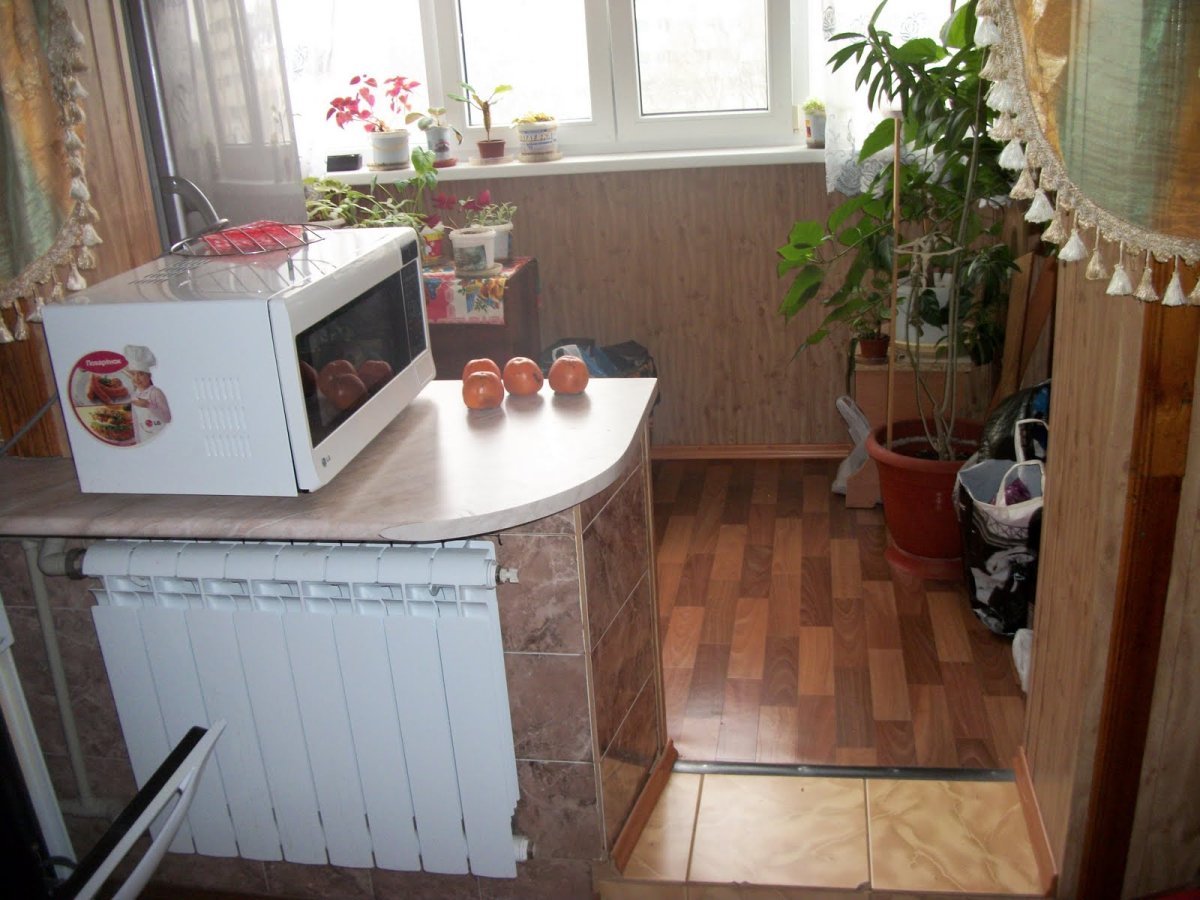 Кухня со столешницей у окна