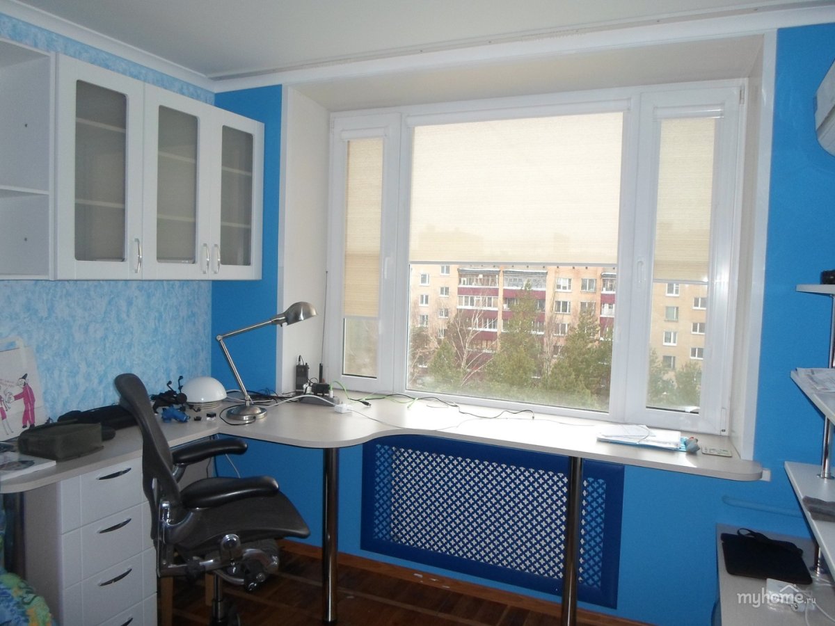 Комната с рабочим местом у панорамного окна