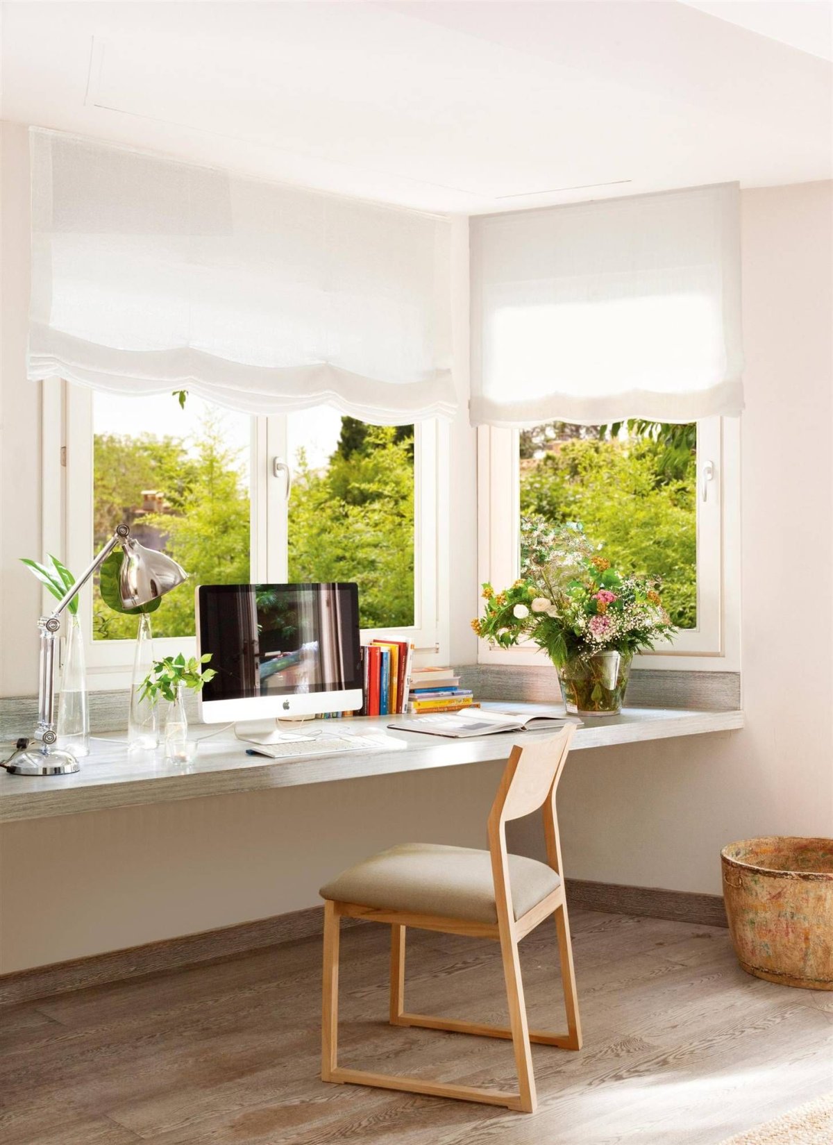 Стол в эркере