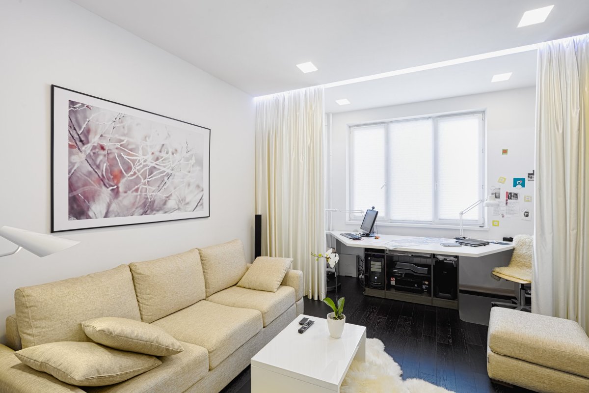 Современная гостиная с балконом