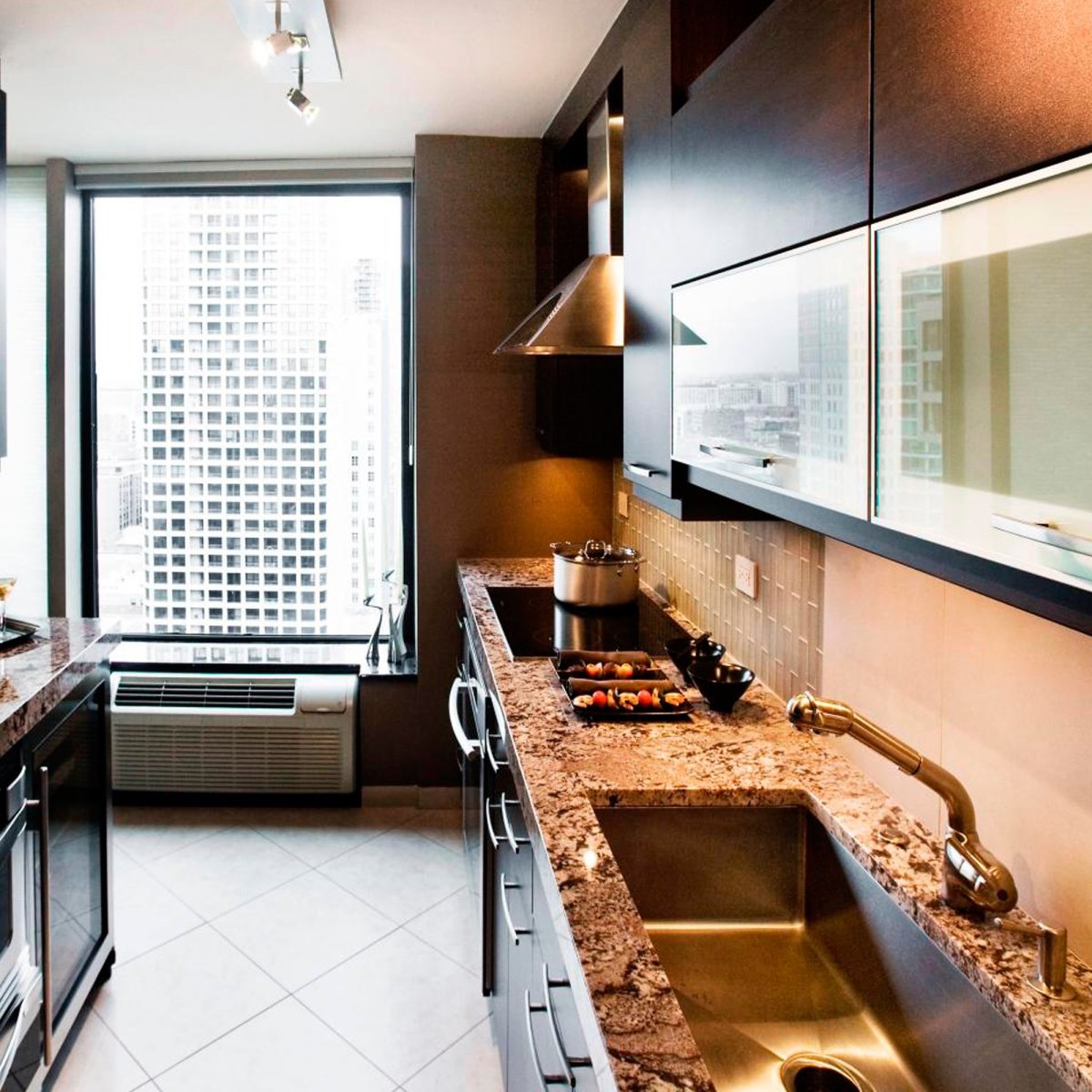 Интерьер узкой кухни