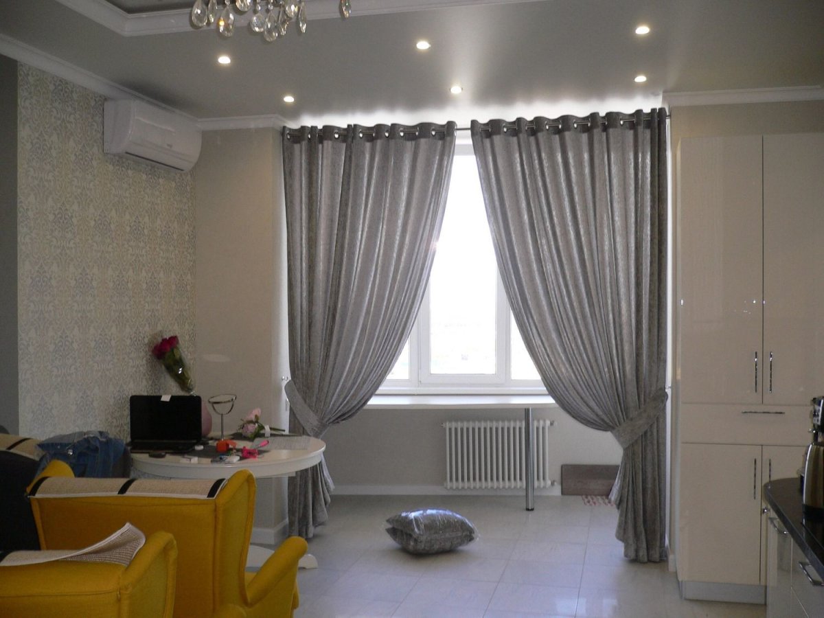 Шторы на окно с балконной дверью в гостиной