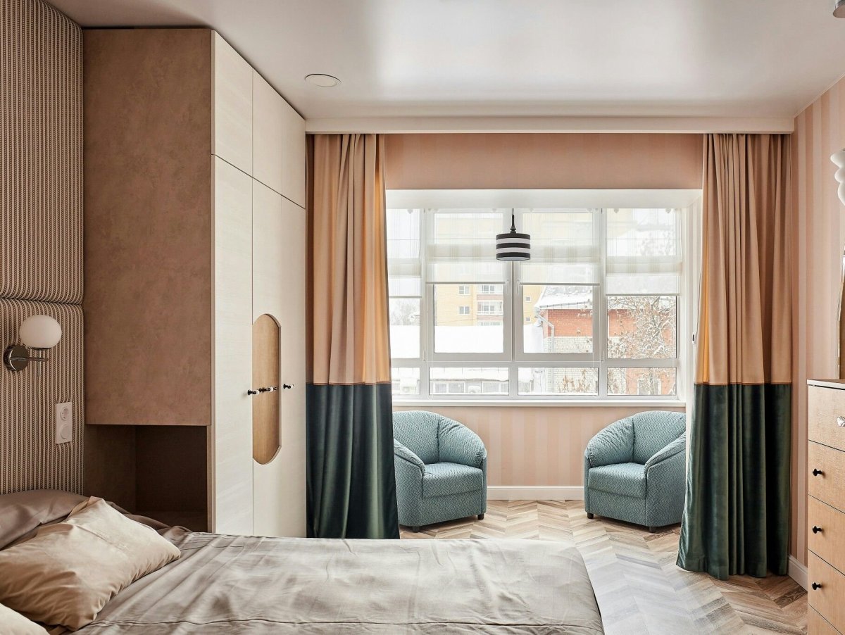 Шторы в спальню с балконом