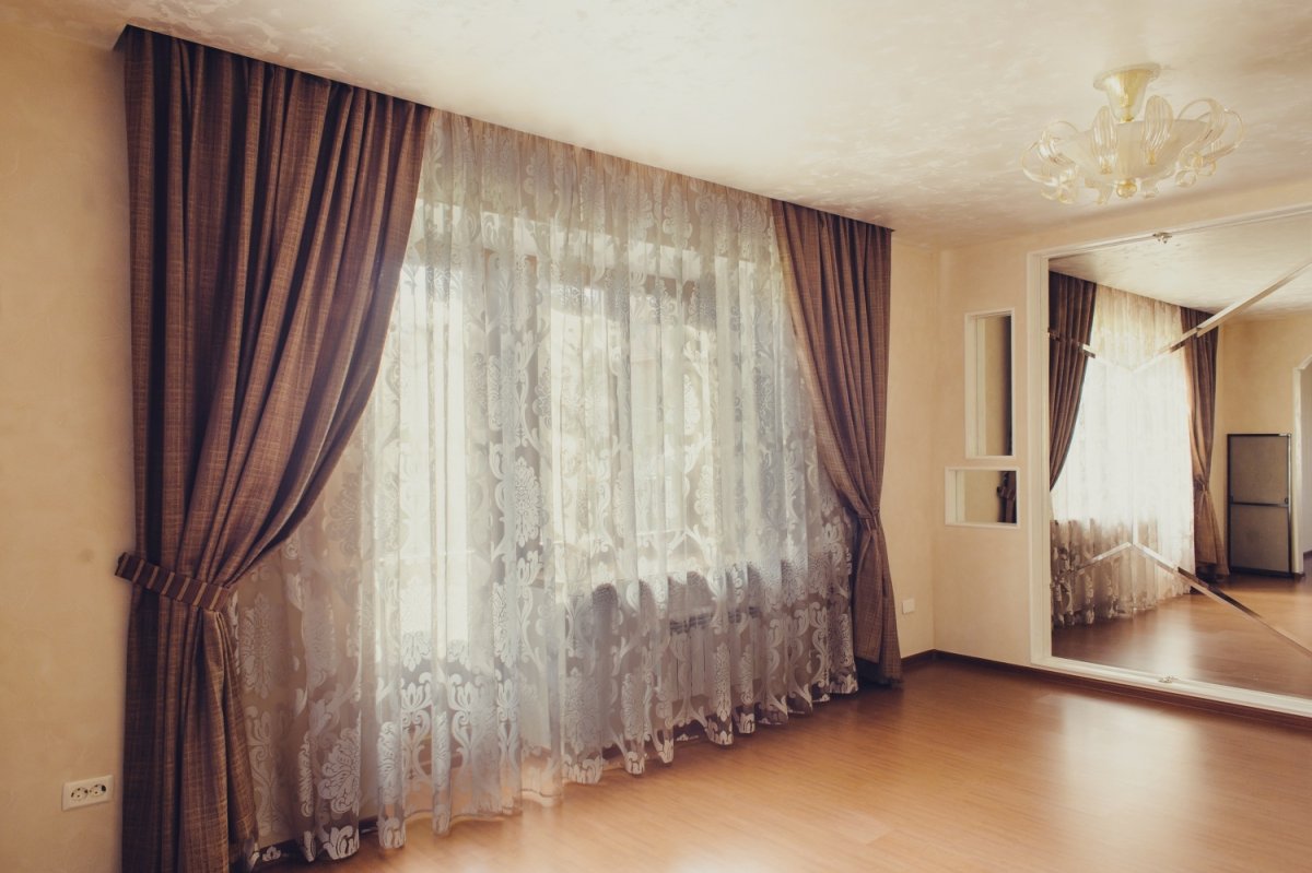Короткие шторы в гостиную