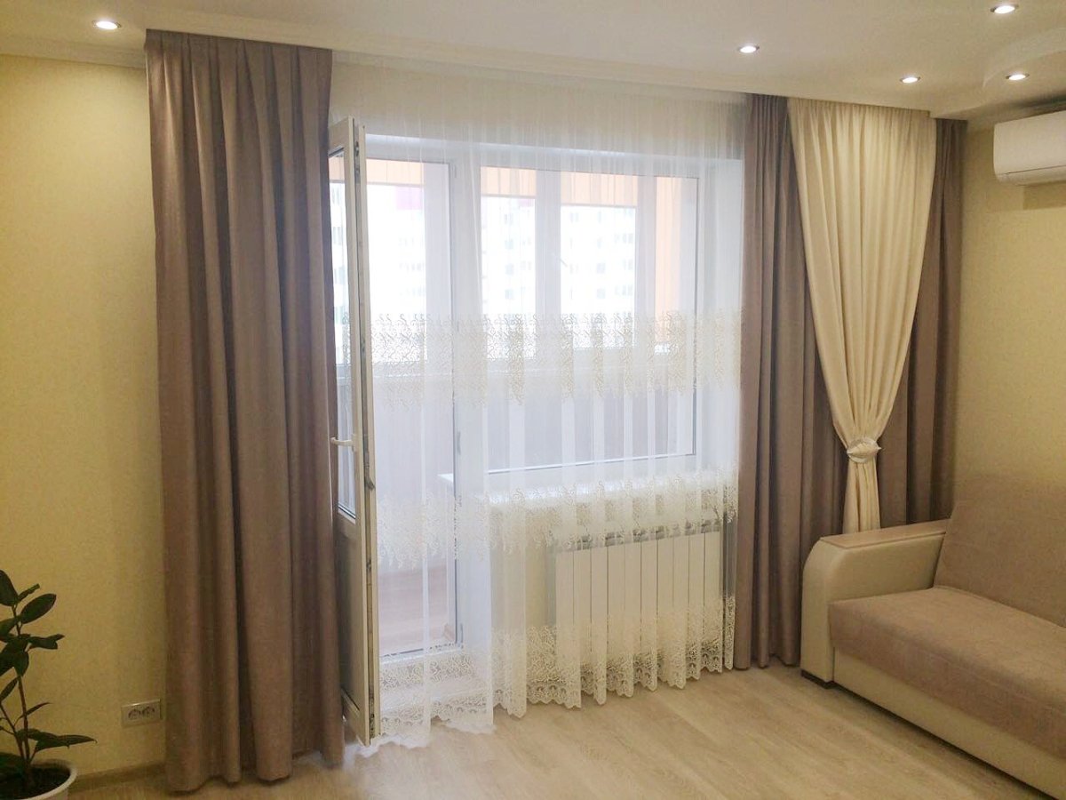 Шторы в зал с вензелями