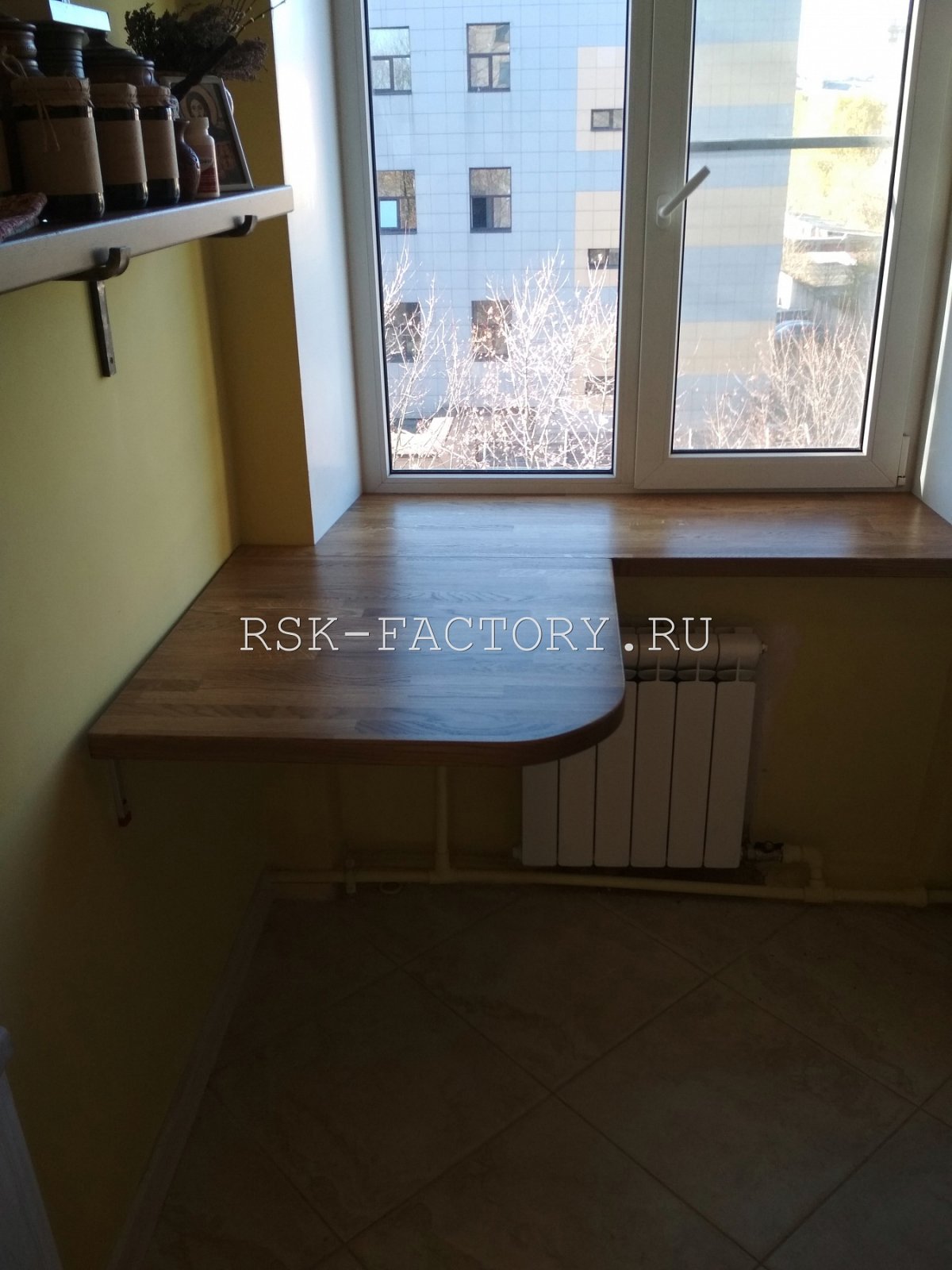 Широкий подоконник на балконе