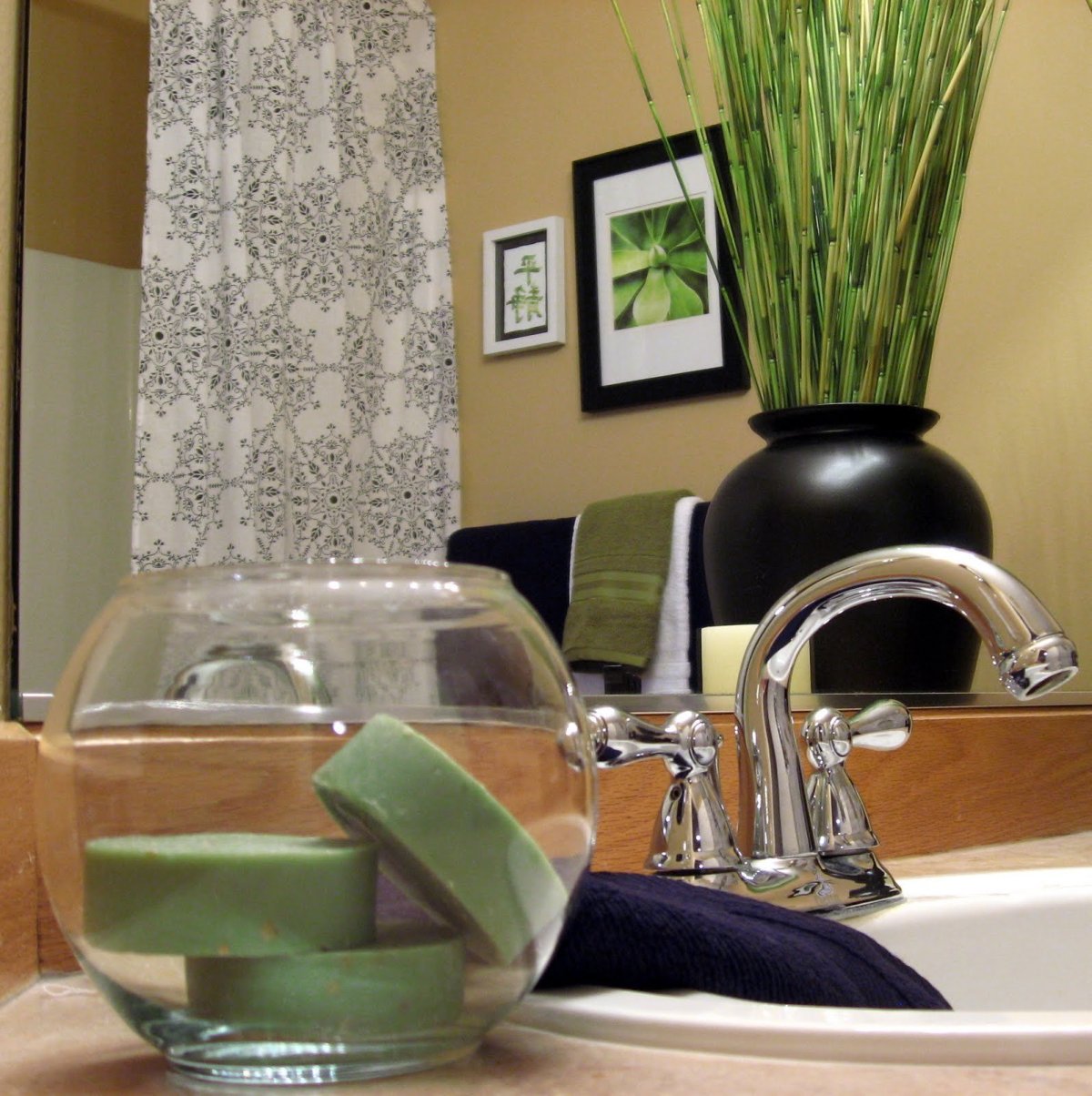 Вазы в интерьере ванной комнаты