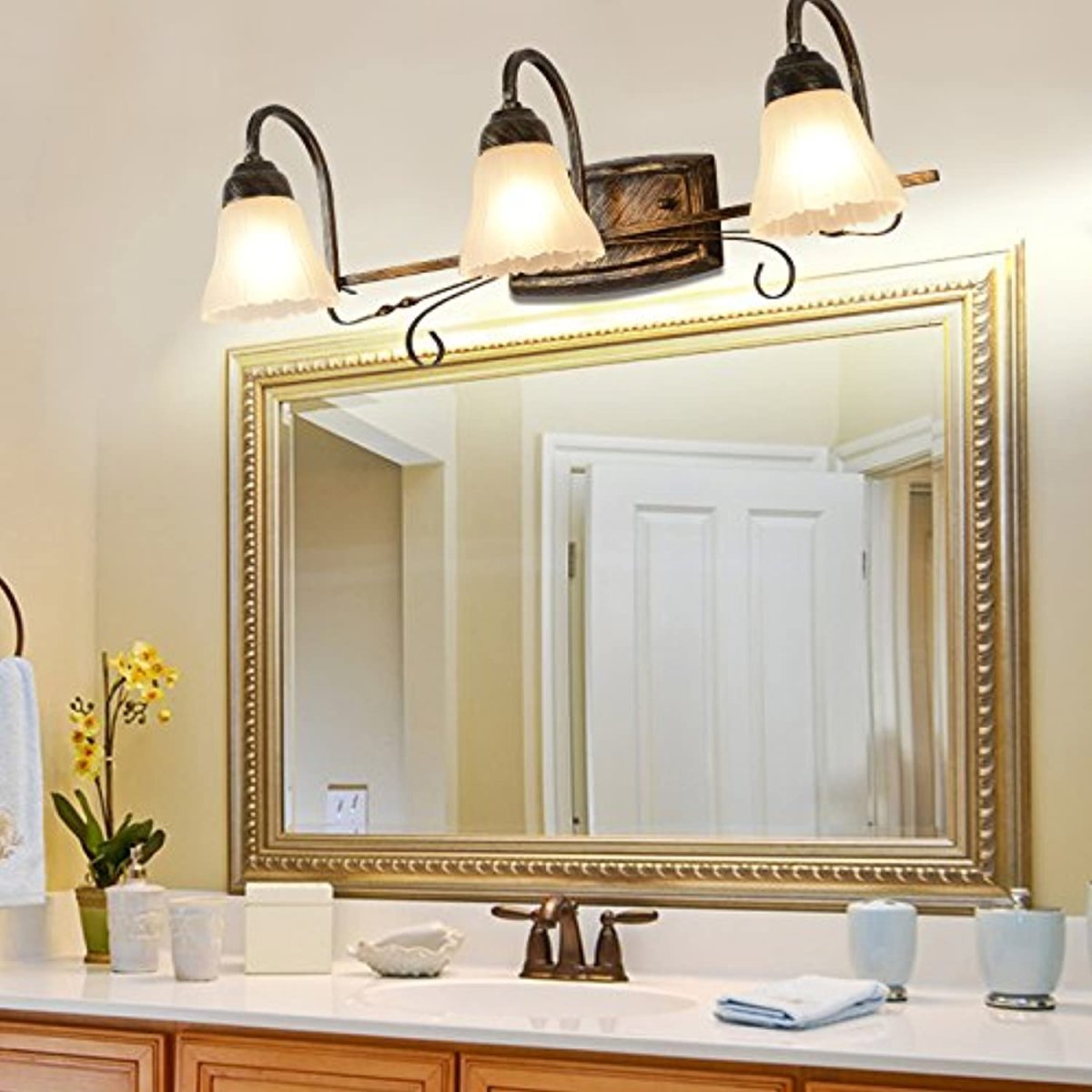 Светильники над зеркалом в ванную комнату классика