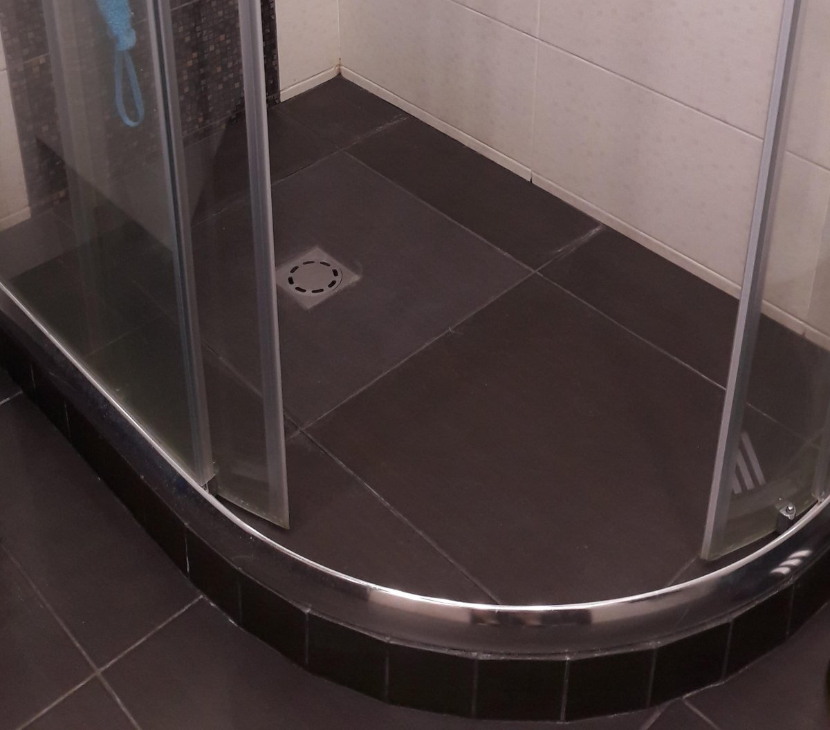 Встроенные полки в душевой кабине