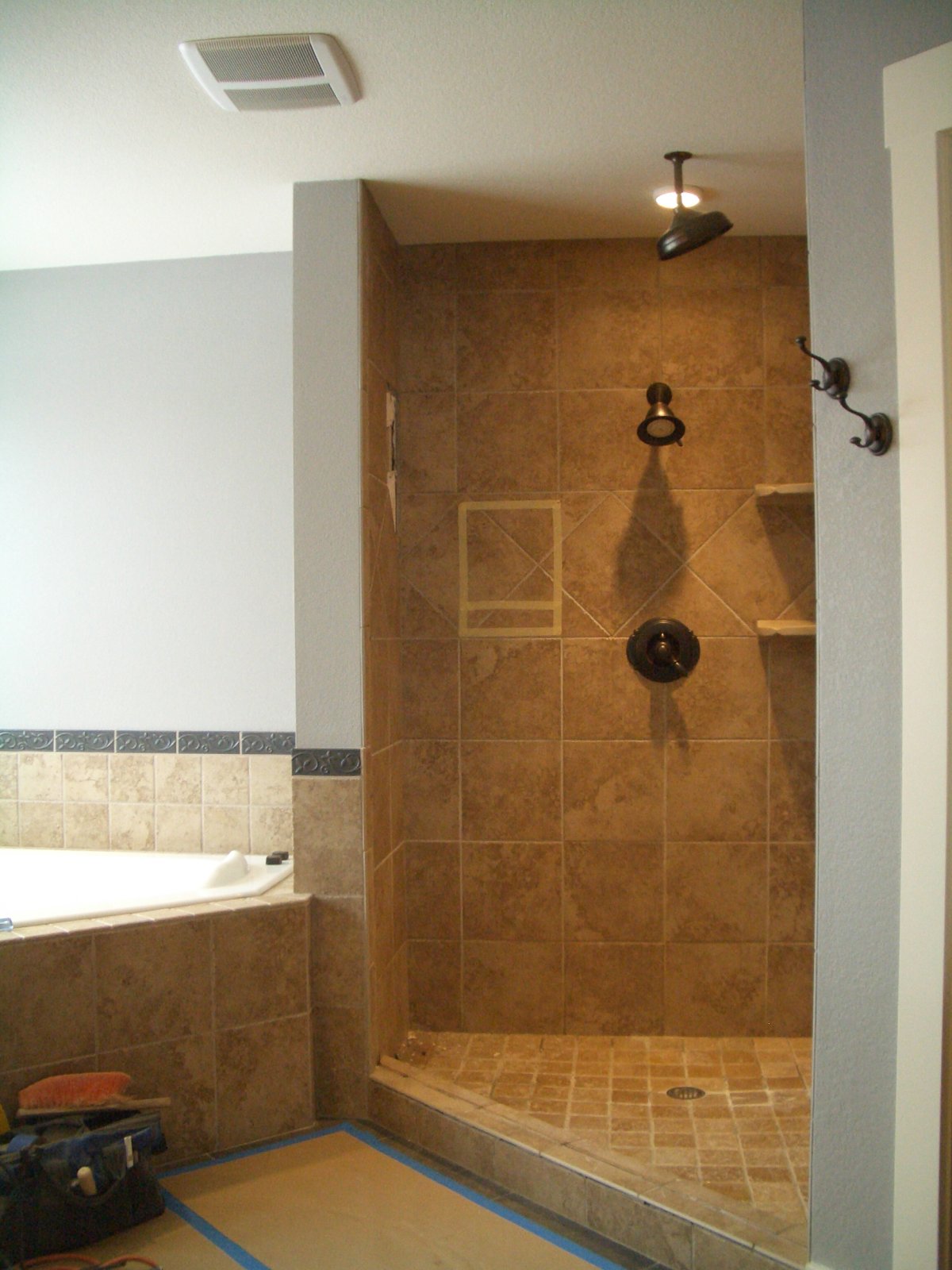 Угловая душевая кабина из плитки