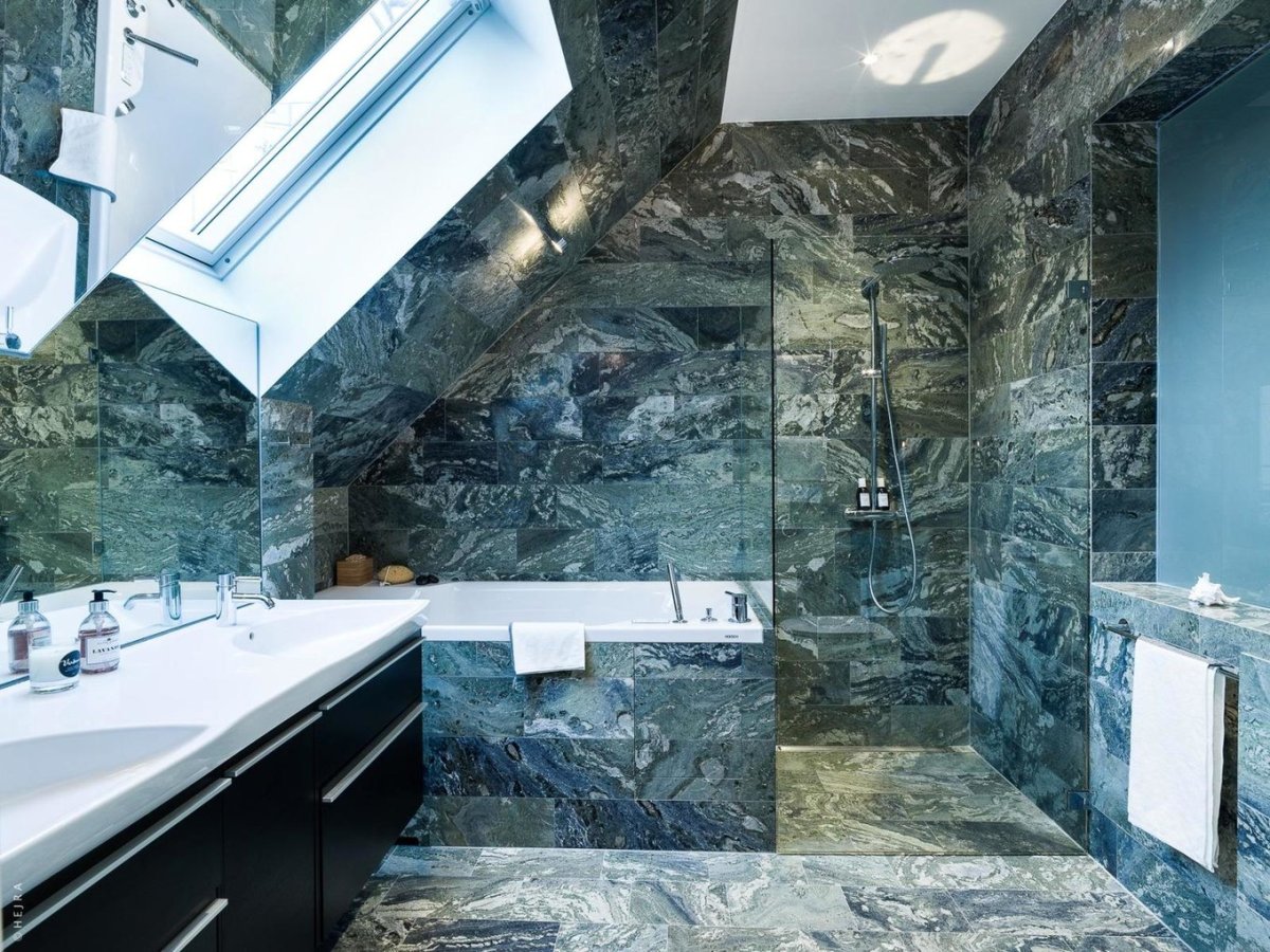 Зеленый мрамор в спальне