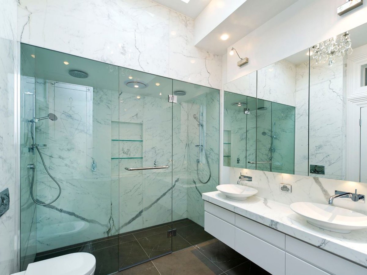 Прозрачная ванная комната