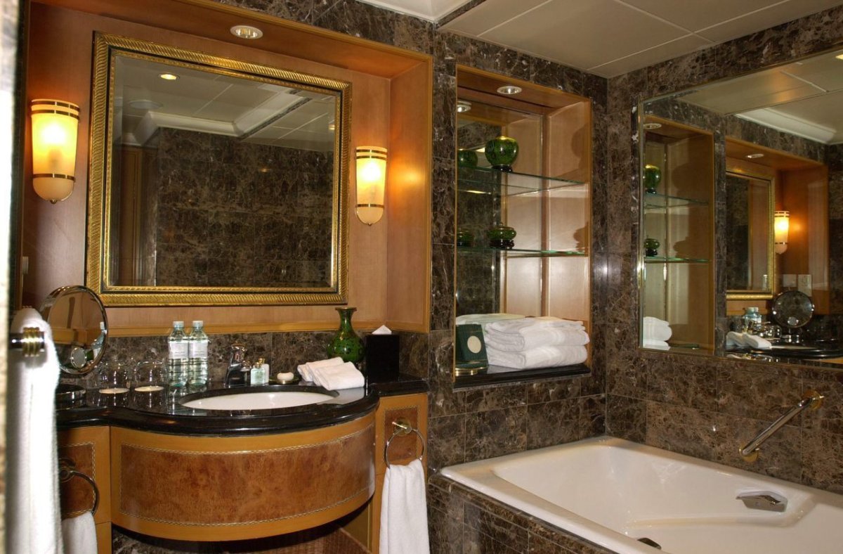 Ванная из гранита и дерева