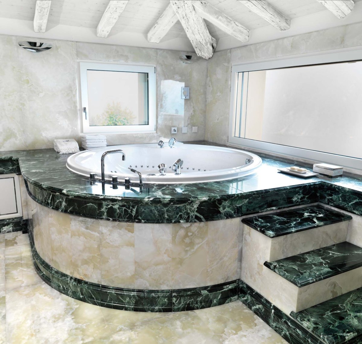 Мраморная ванная комната с джакузи