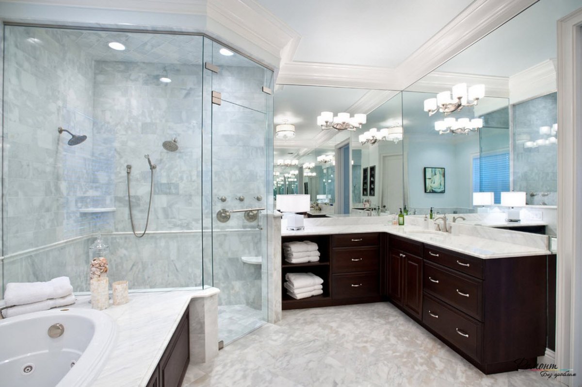 Большая ванная комната со шкафом