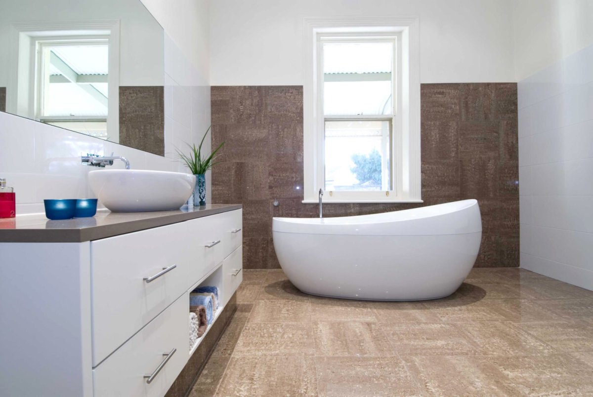 Ванная с черными панелями