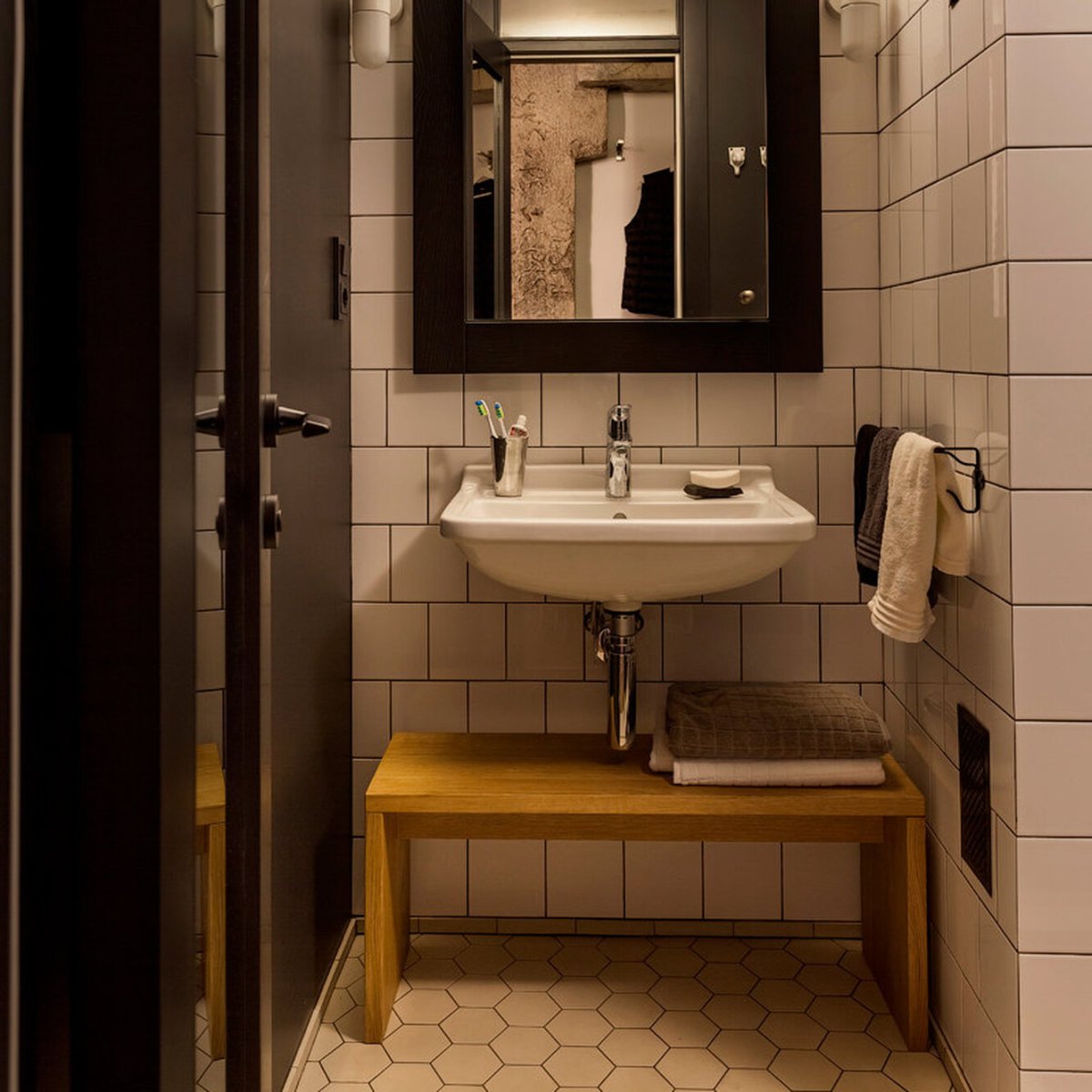 Дизайн туалета в хрущевке с синим унитазом