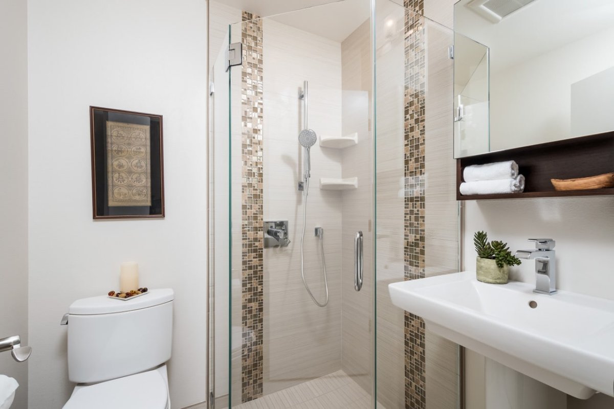 Ванная комната с душем и туалетом