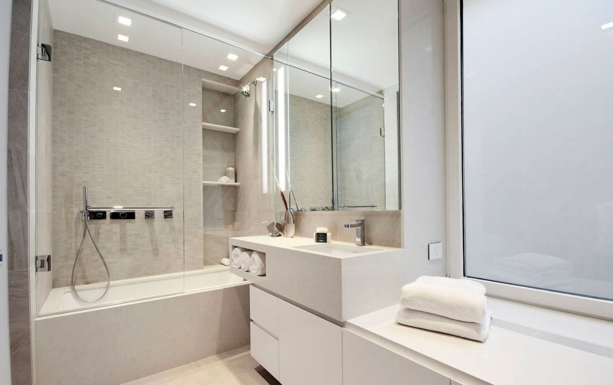 Ванная со стеклянной душевой