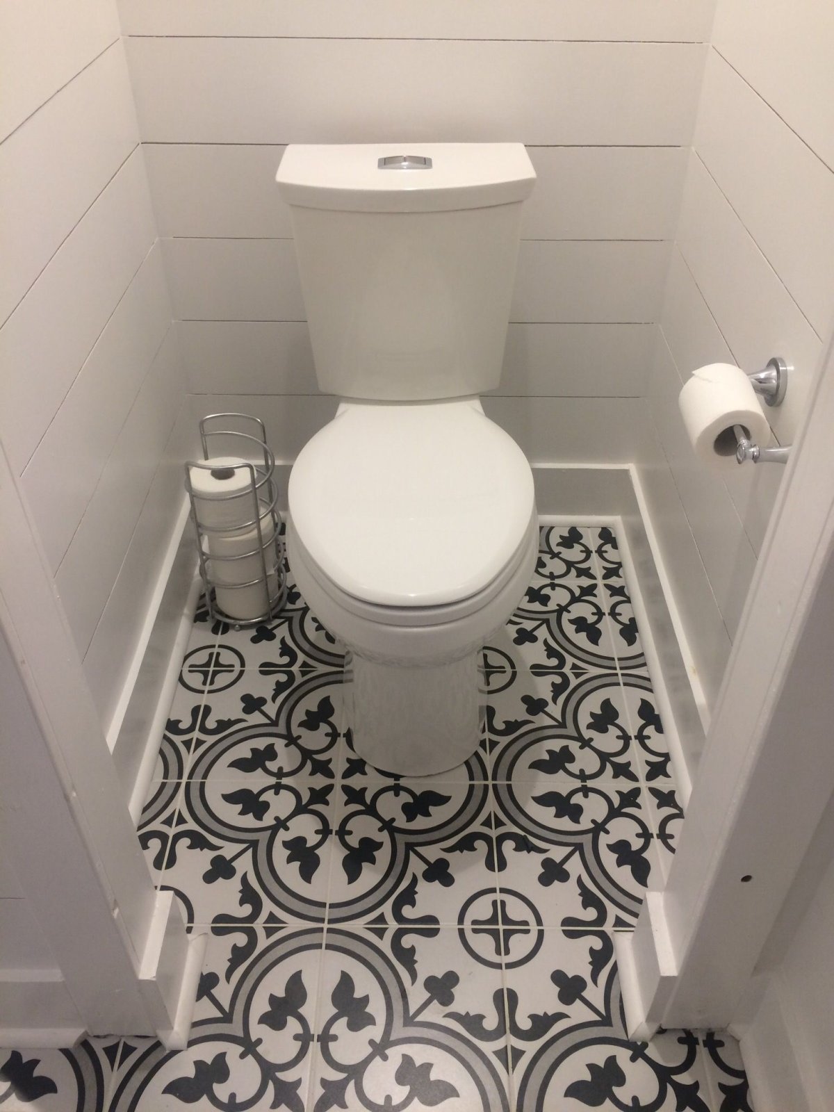 Плитка в маленьком туалете