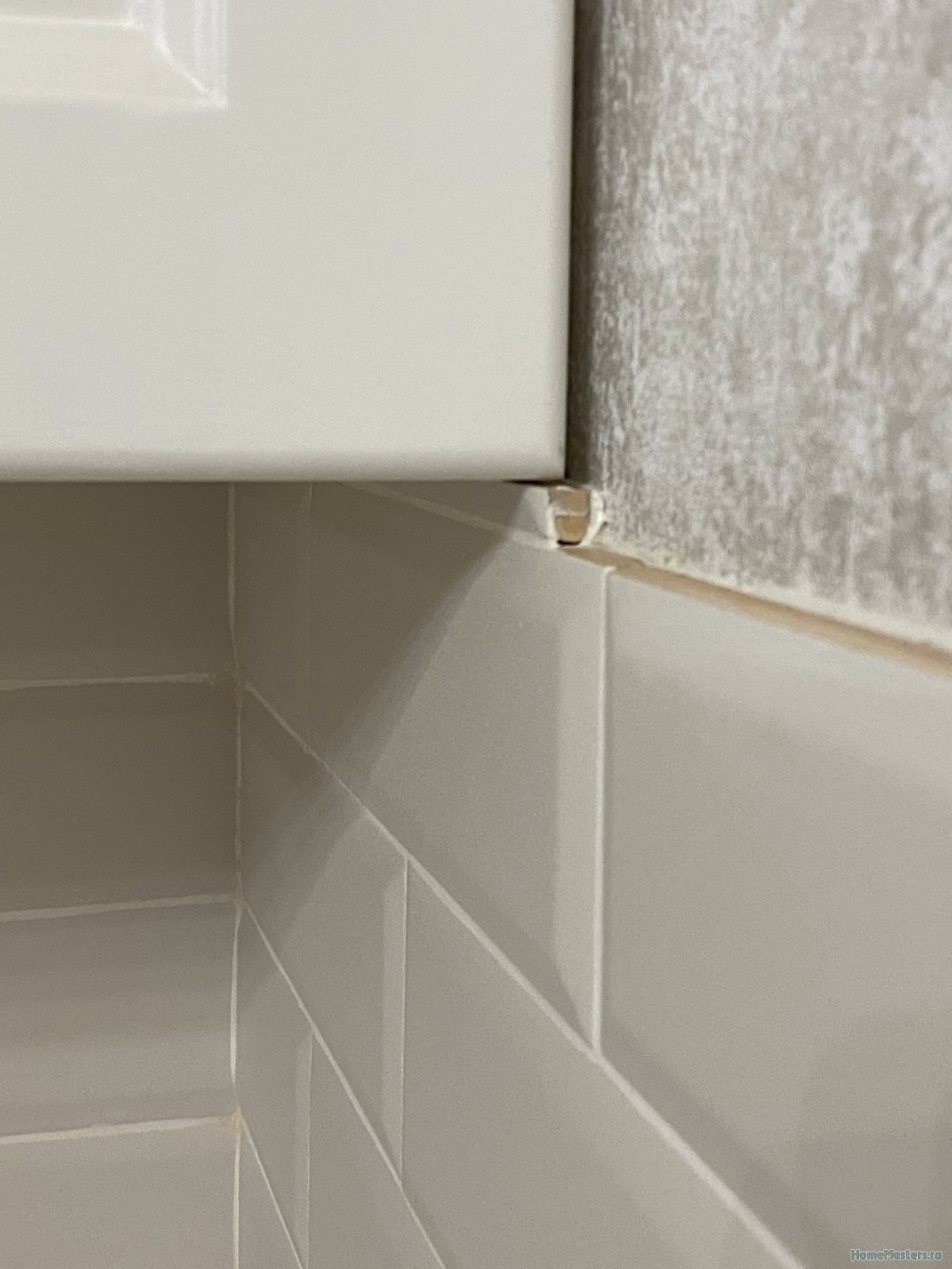 Уголок для плитки фартука на кухне