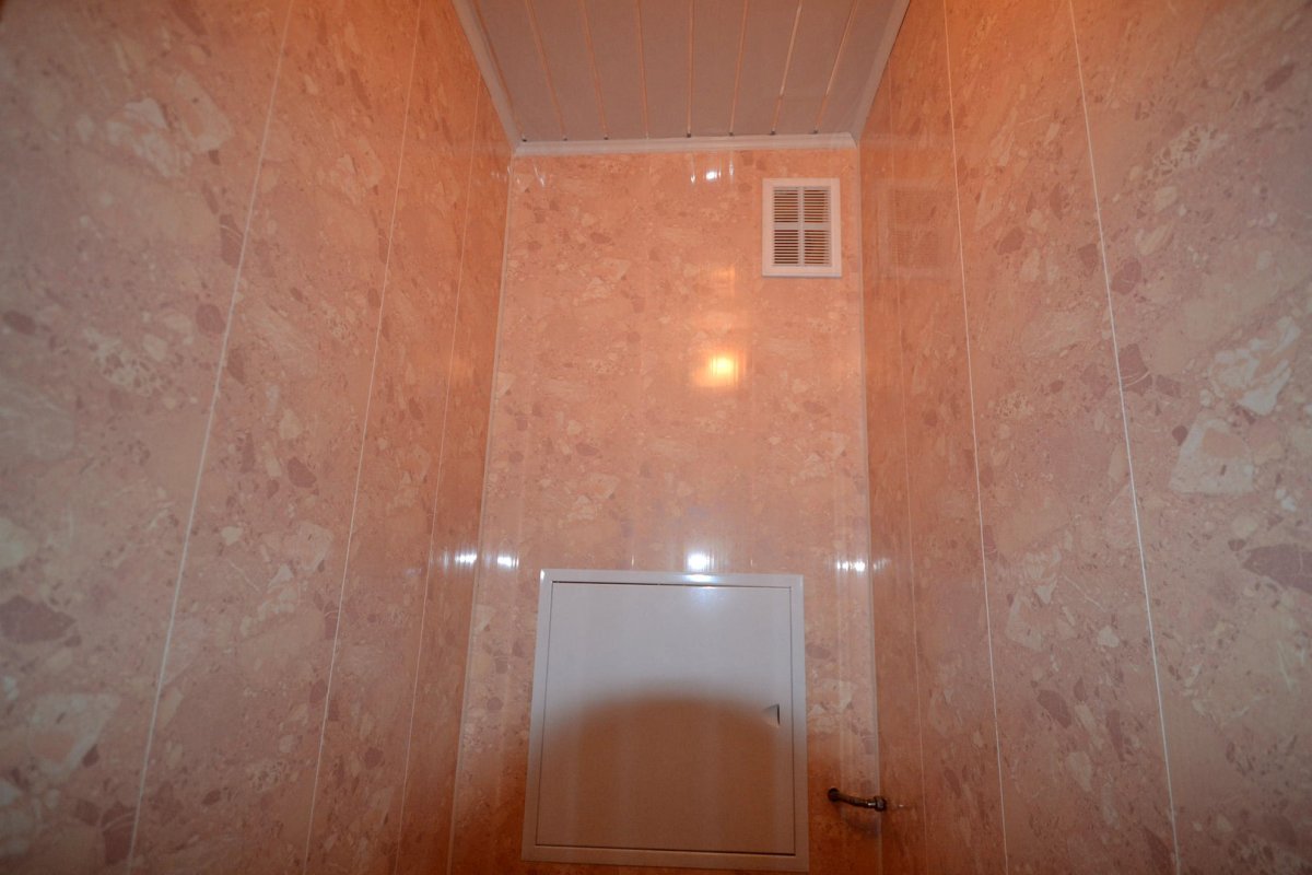 Отделка стен в ванной пластиковыми панелями