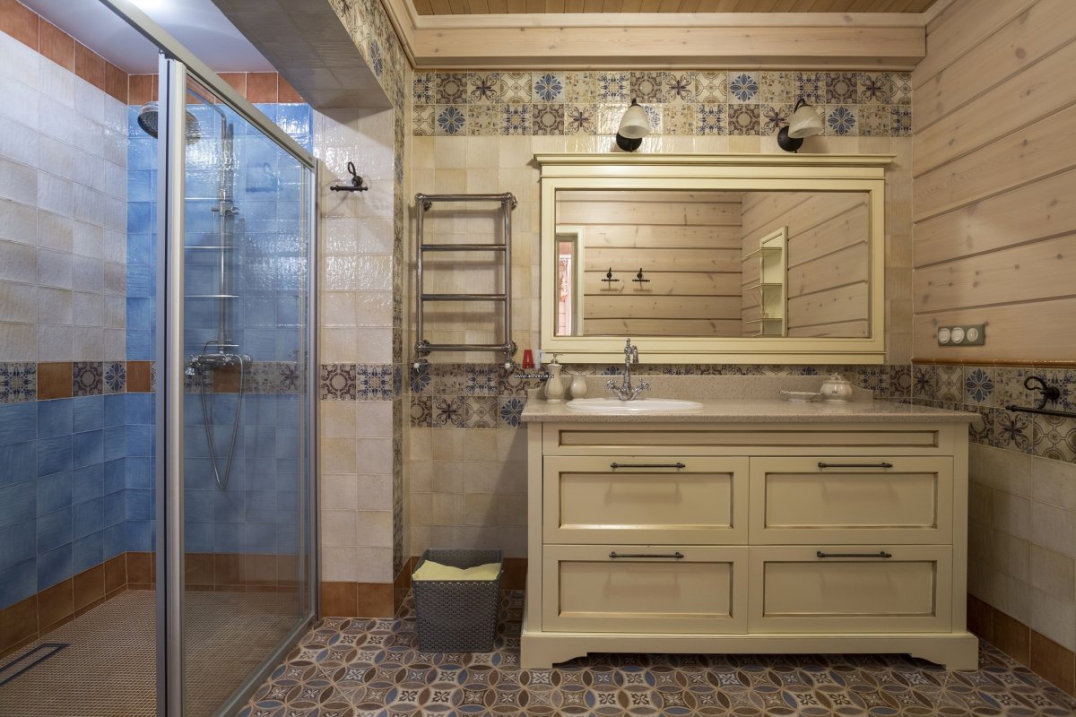 Интерьер душевой в брусовом доме