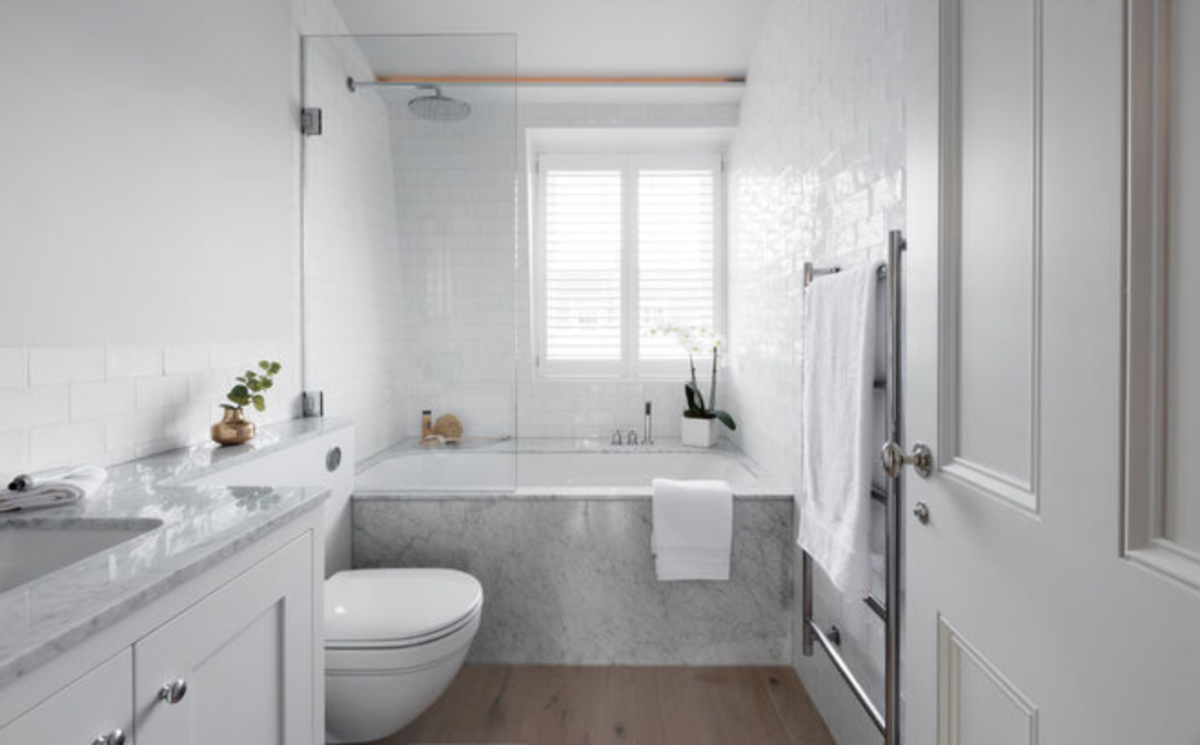 Белая ванная в скандинавском стиле