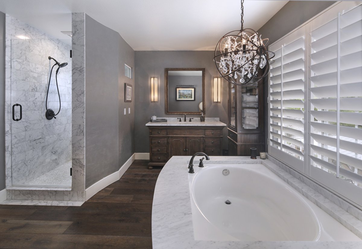 Ванная с люстрой