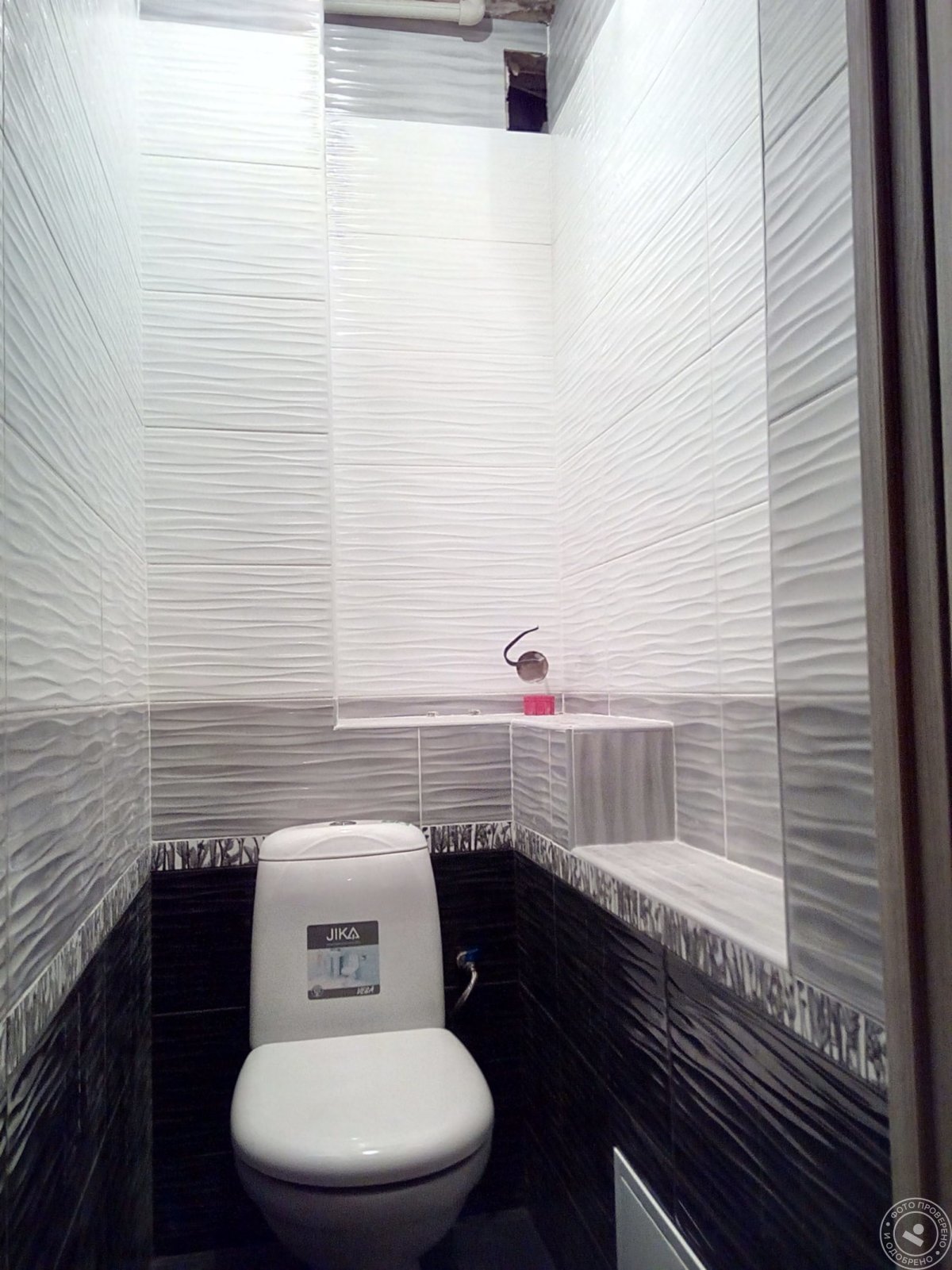 Отделка маленького туалета панелями