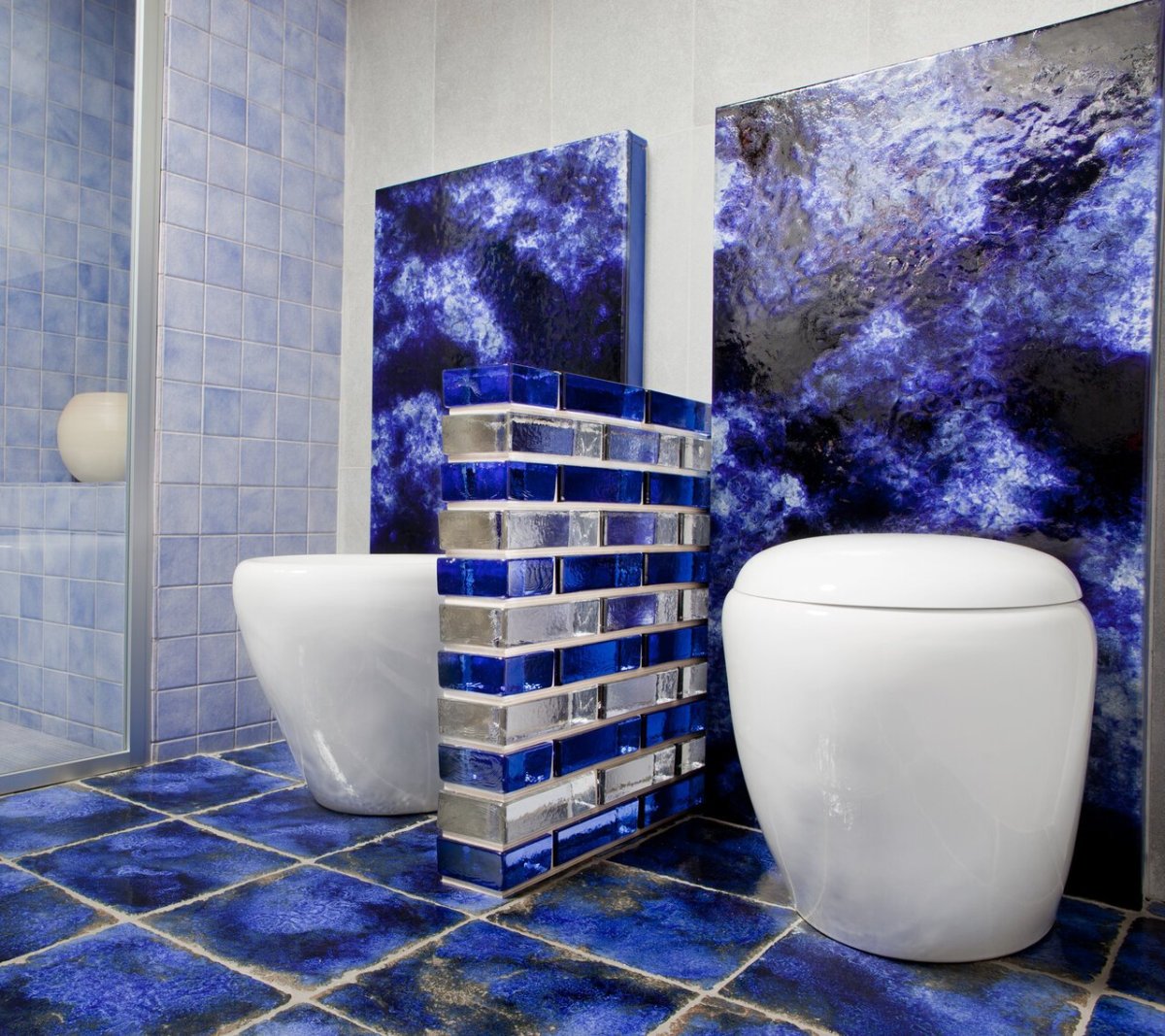 Стеклянные блоки между ванной и кухней