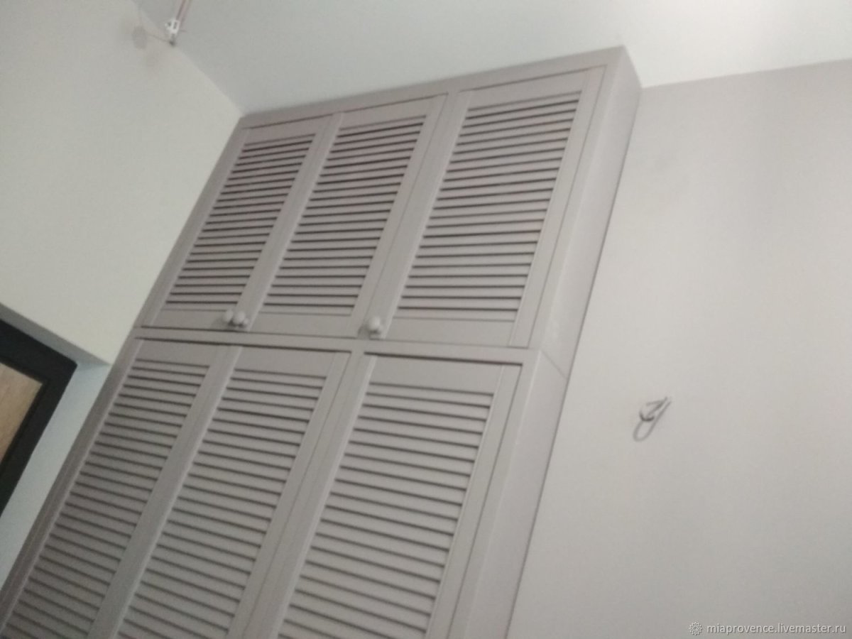 Жалюзийные дверцы для шкафа в туалете