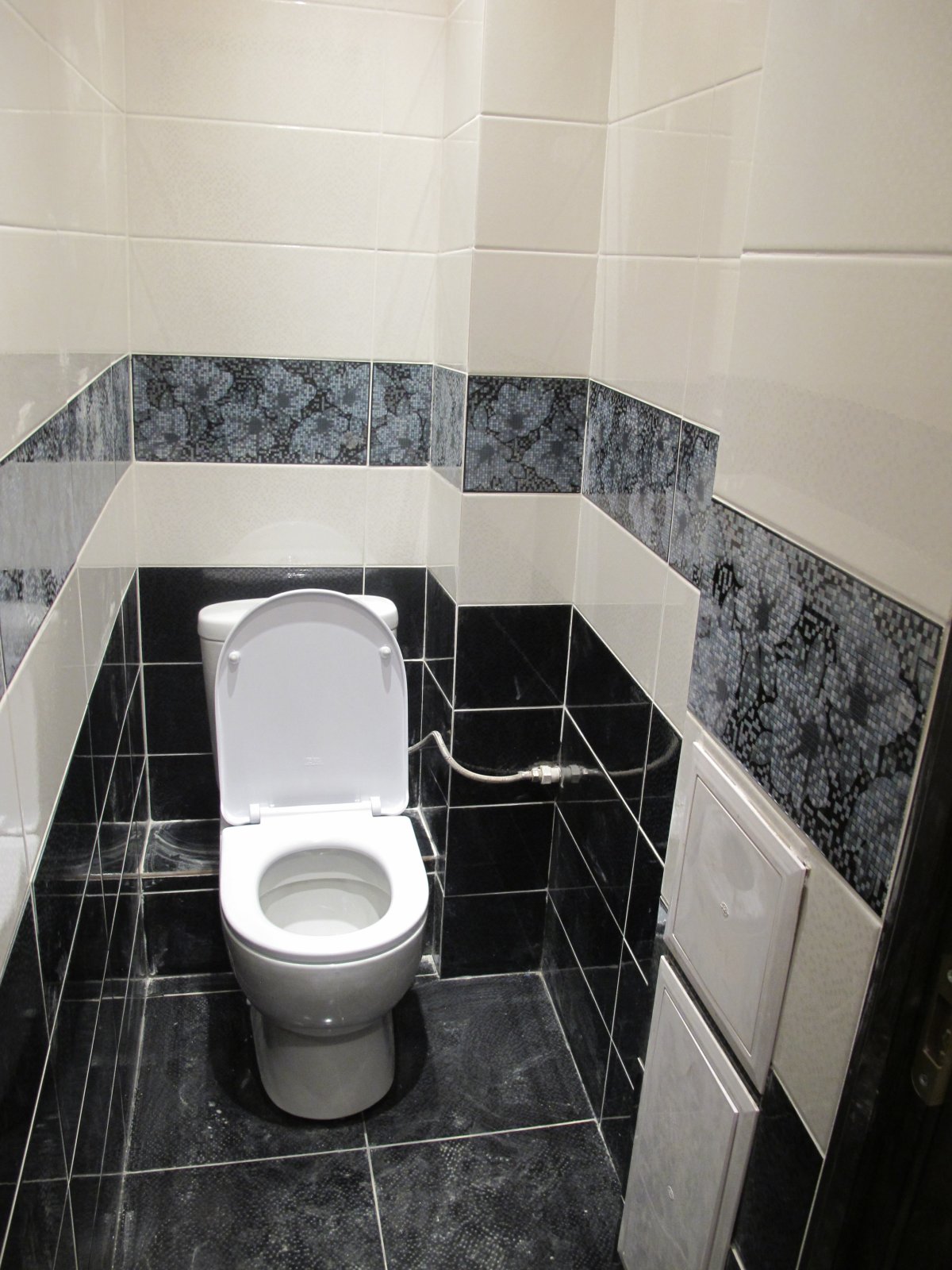 Черно белая плитка в туалете