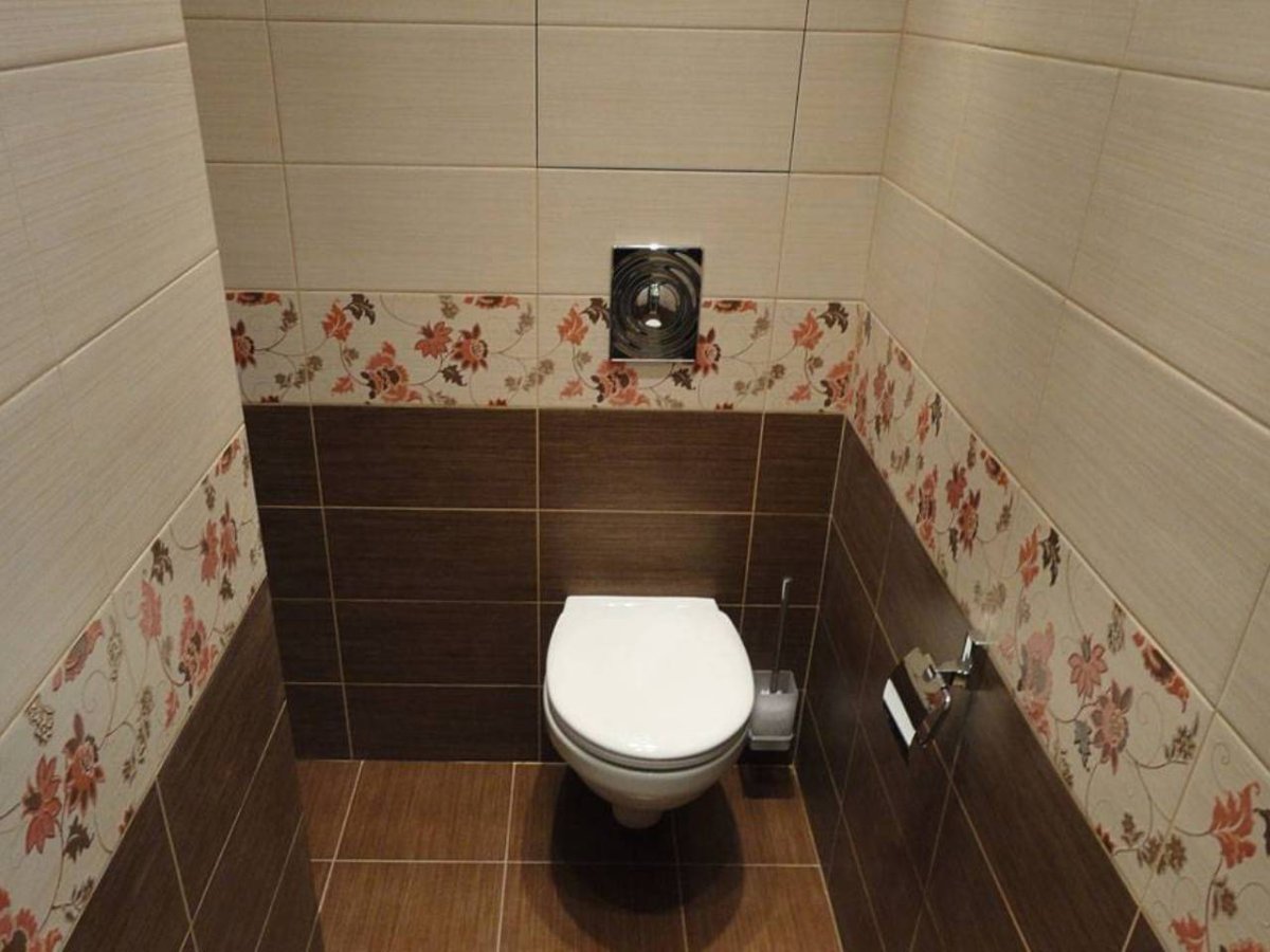 Укладка плитки в маленьком туалете