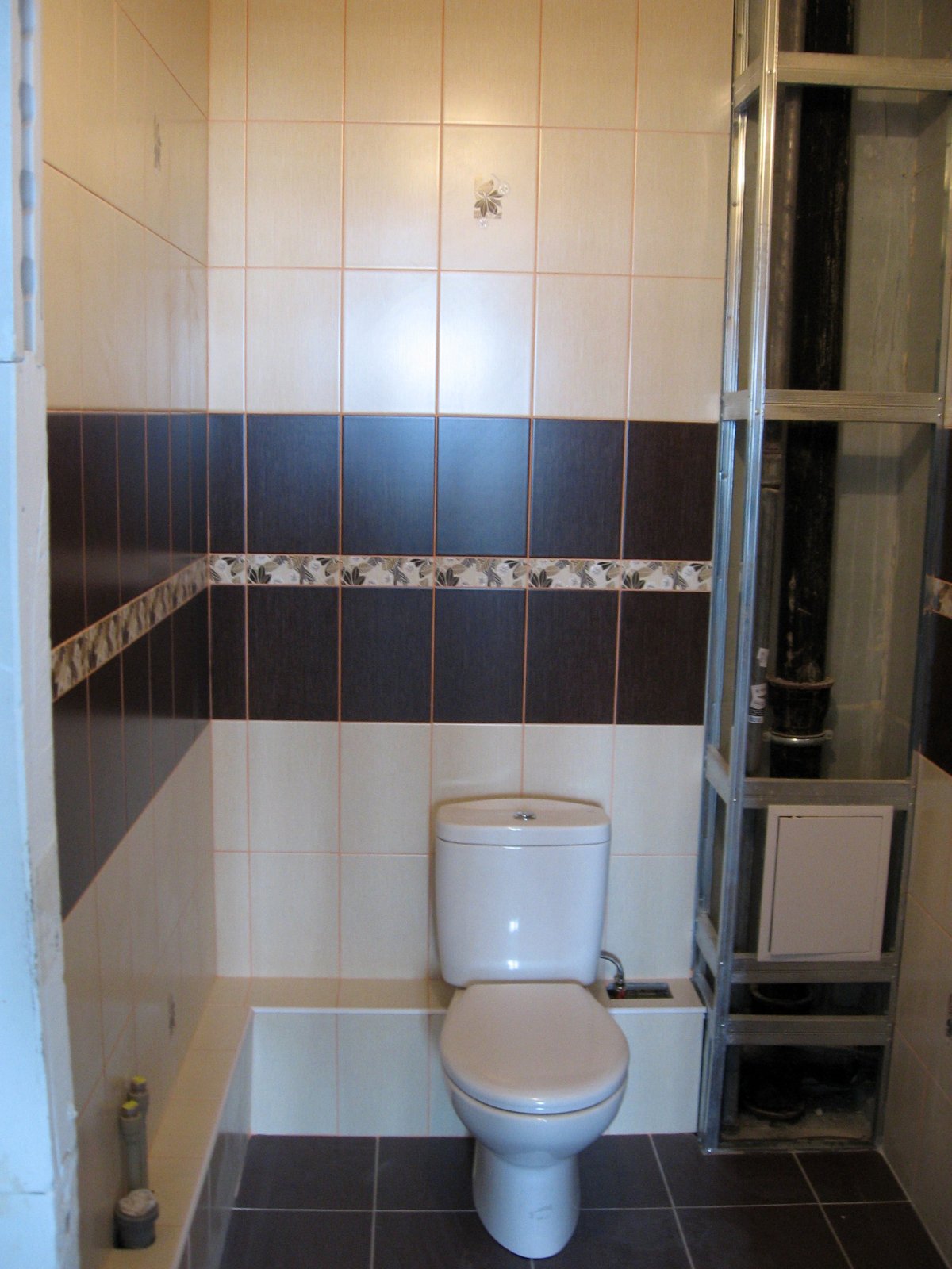 Санузлы выложены в плитке