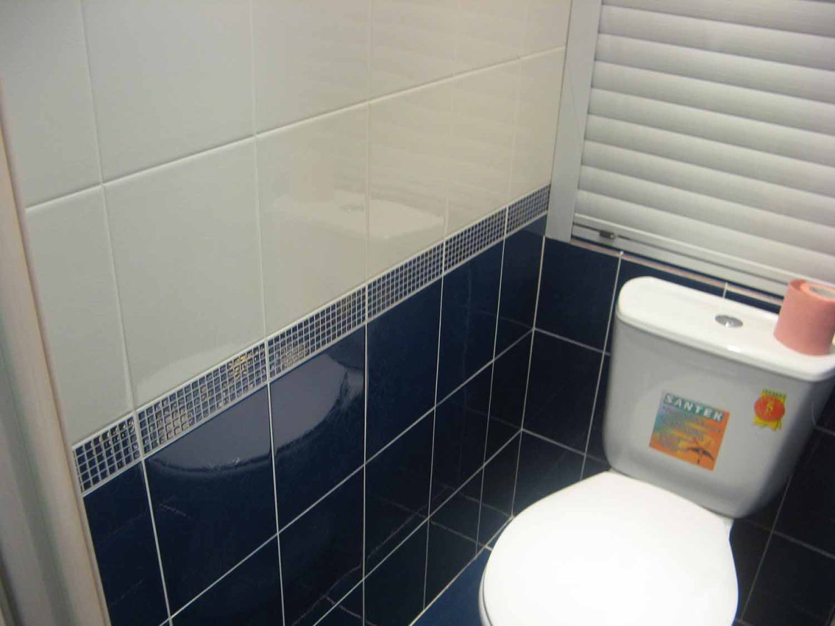 Недорогой ремонт в туалете с белым кафелем